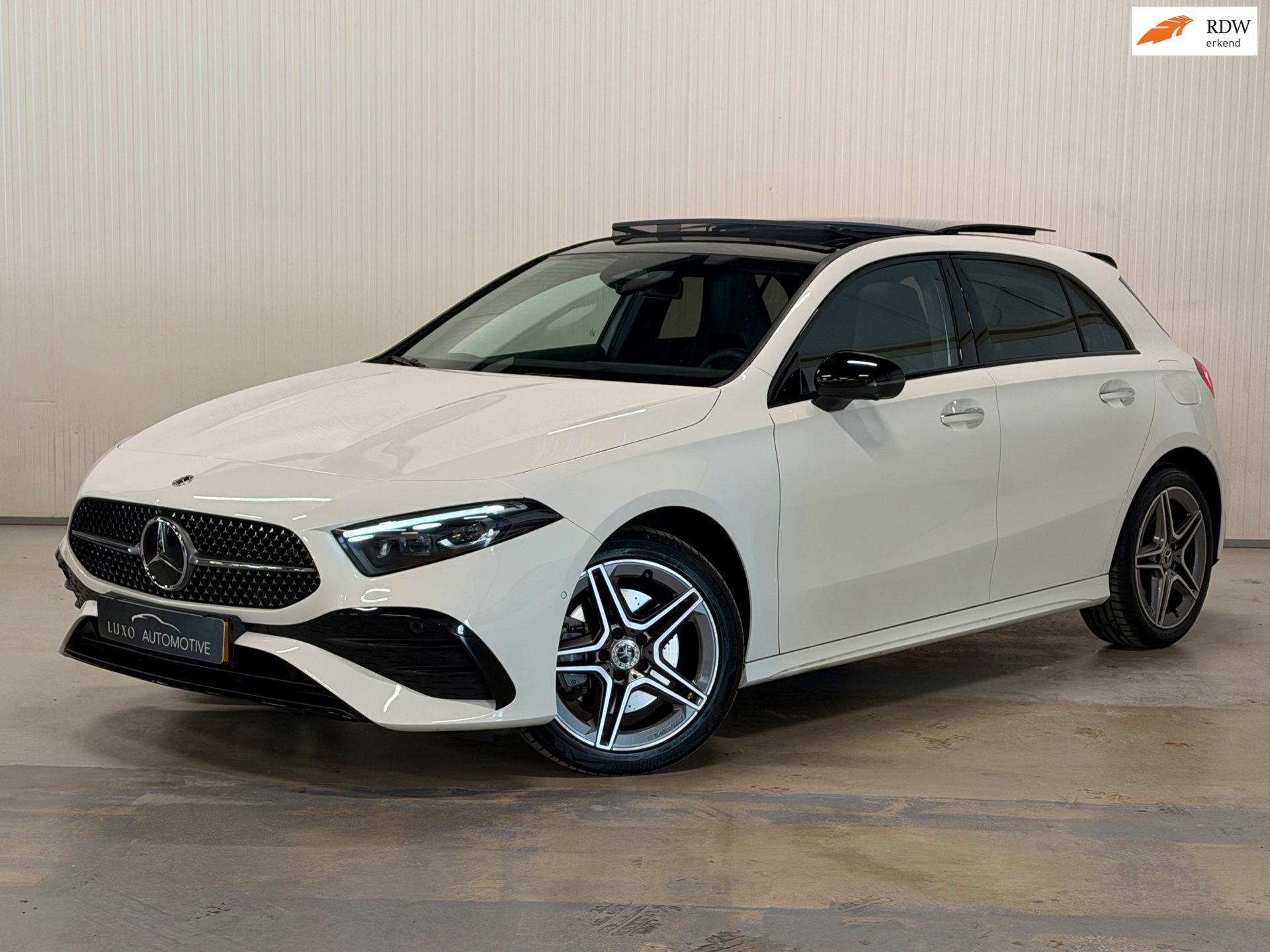 Mercedes-Benz A-klasse 250 e Star Edition AMG Line Plus | PANO | HUD | 360 CAMERA | TREKHAAK | VOL OPTIES!