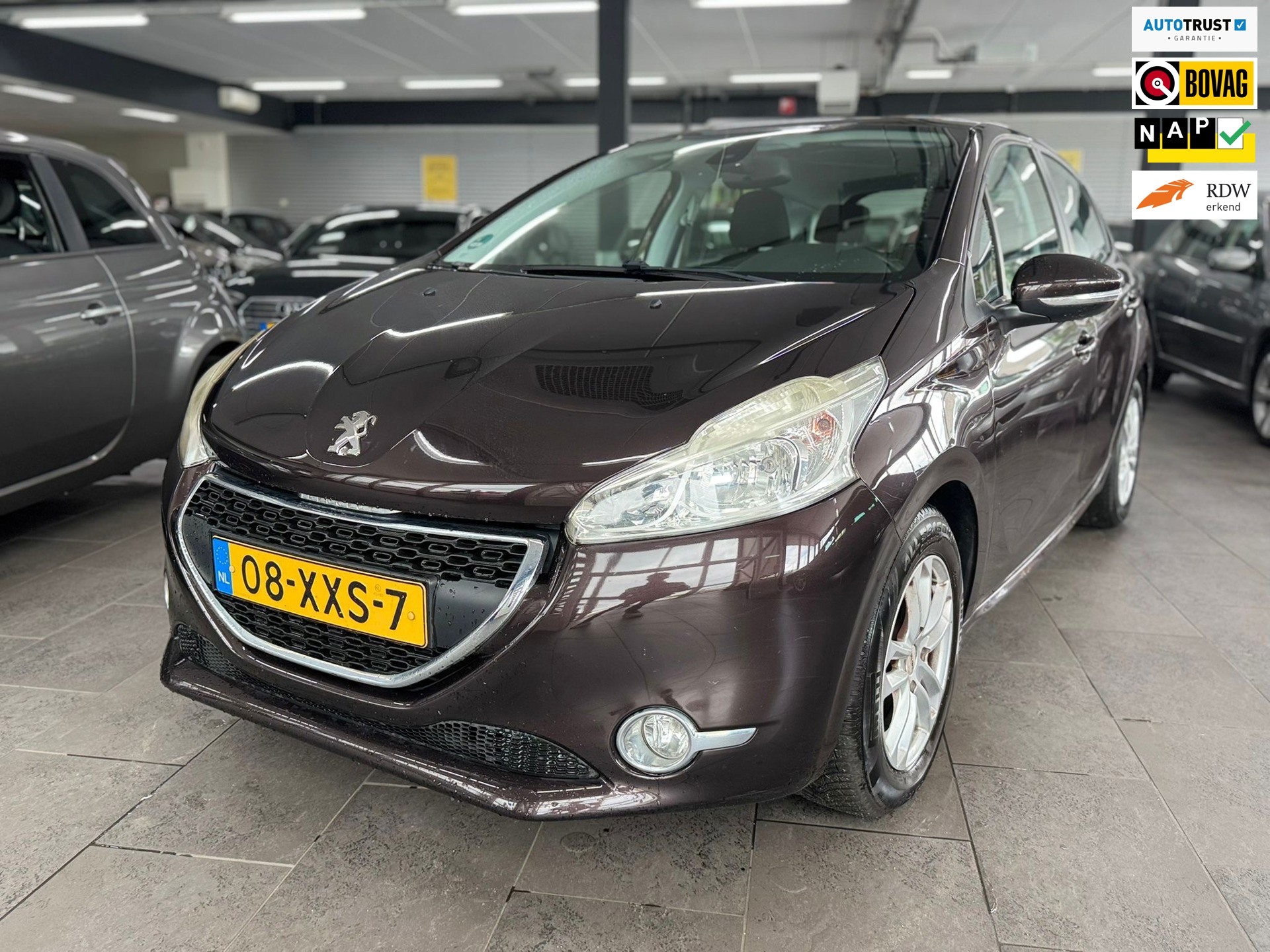 Peugeot 208 1.2 VTi Access climate control cruise control lm-velgen elektrische pakket parkeersensoren trekhaak