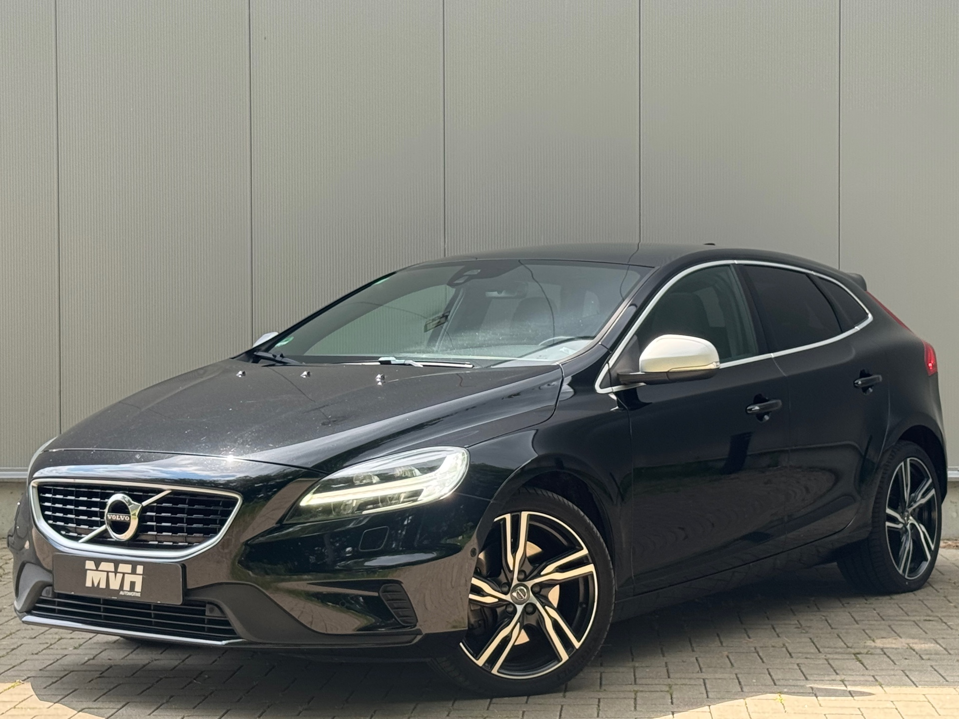 Volvo V40 1.5 T3 Polar+ Sport - R-Design - Panorama - Automaat - Camera - OrigNL - NAP