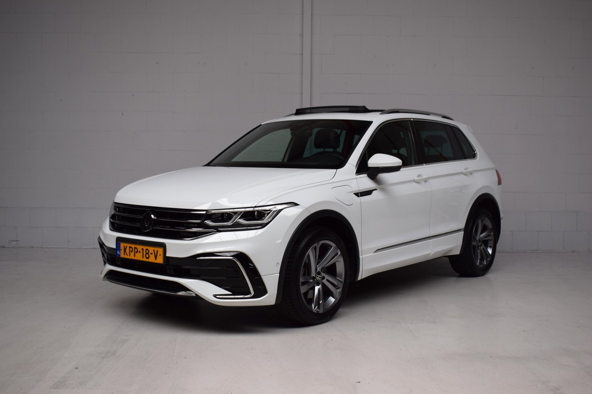 Volkswagen TIGUAN 1.4 TSI eHybrid R-Line Business+ SOH 100% / VIRTUAL / 360CAMERA / IQ-LIGHT / SFEERVERLICHTING / CARPLAY