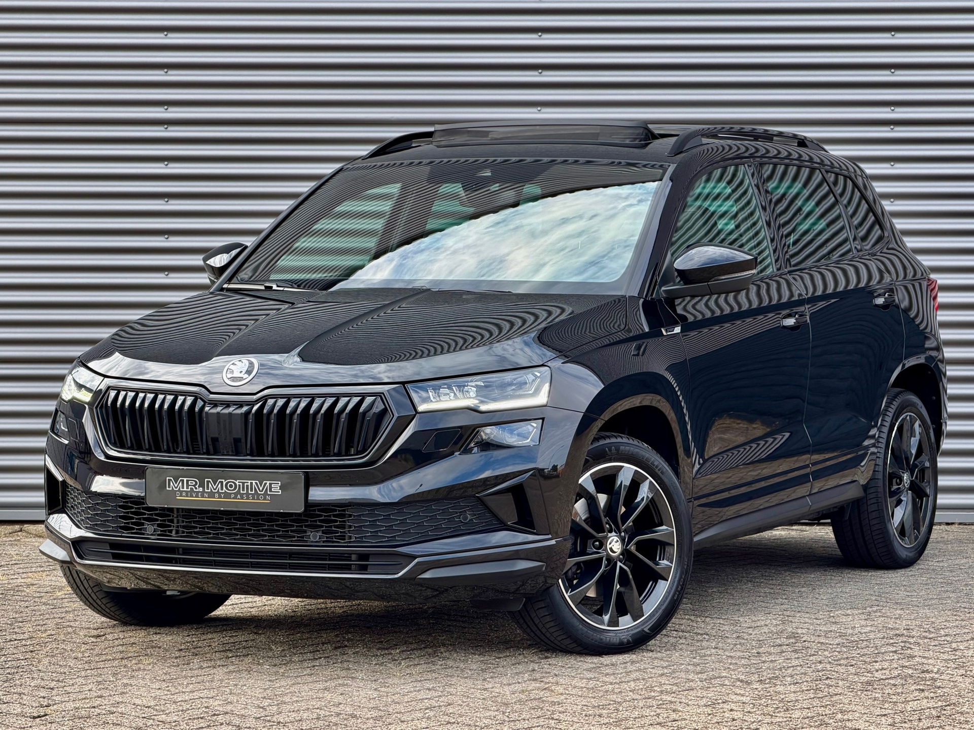 Skoda Karoq 1.5 TSI ACT Sportline Business | Panorama | Trekhaak | Leder | Camera | Matrix LED | 1e Eigenaar