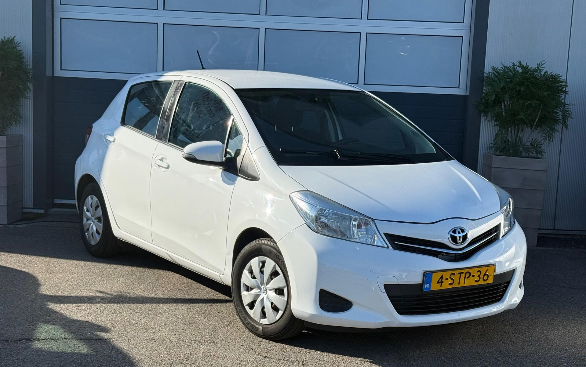 Toyota Yaris 1.0 VVT-i Now / APK / AIRCO / Inruill mog.