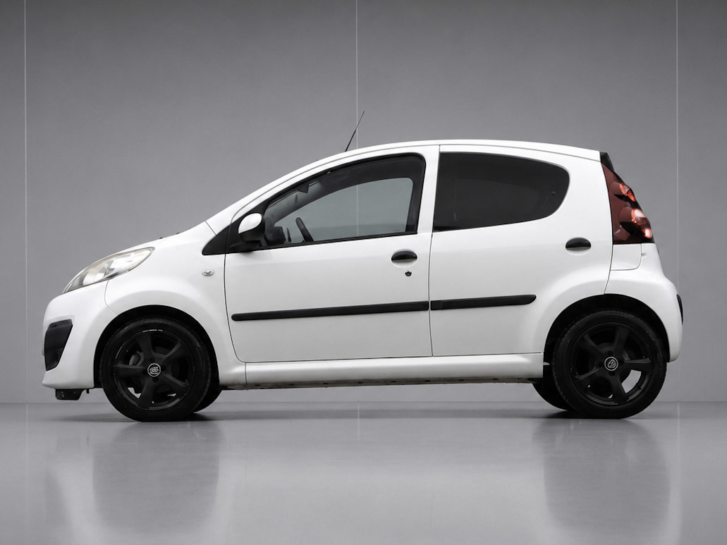 Peugeot 107 1.0 Active Sport (AIRCO,GROOT NAVI,BLACK/WHITE EDITION,ELEKTRISCHE RAMEN,GETINT,SPORTSTOELEN,LM VELGEN,NETTE STAAT)