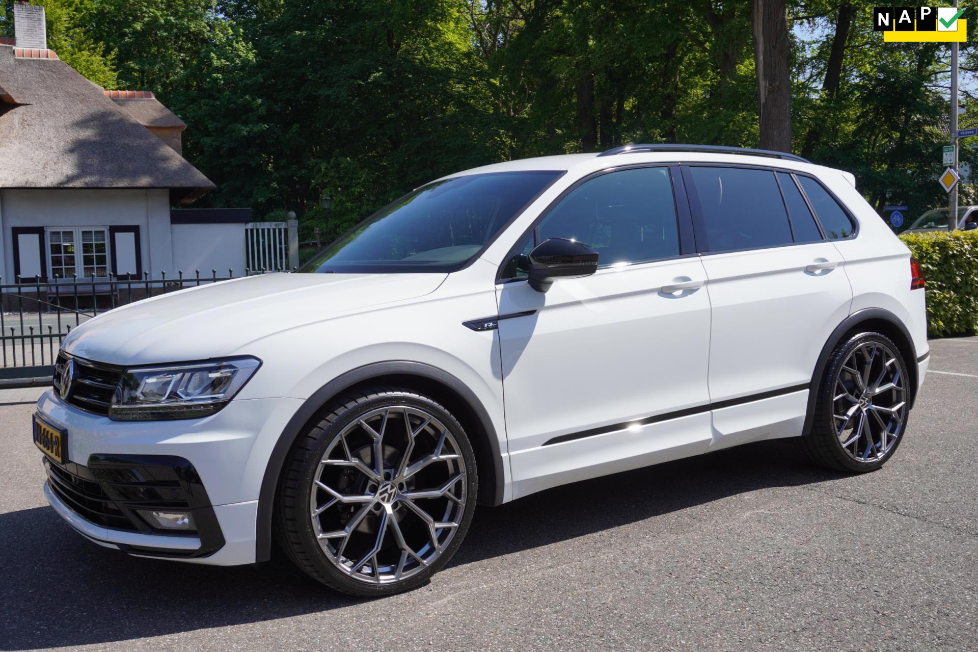 Volkswagen Tiguan 1.5 TSI ACT Highline Business R-line virtual cockpit full led 23 inch origineel Nederlandse auto
