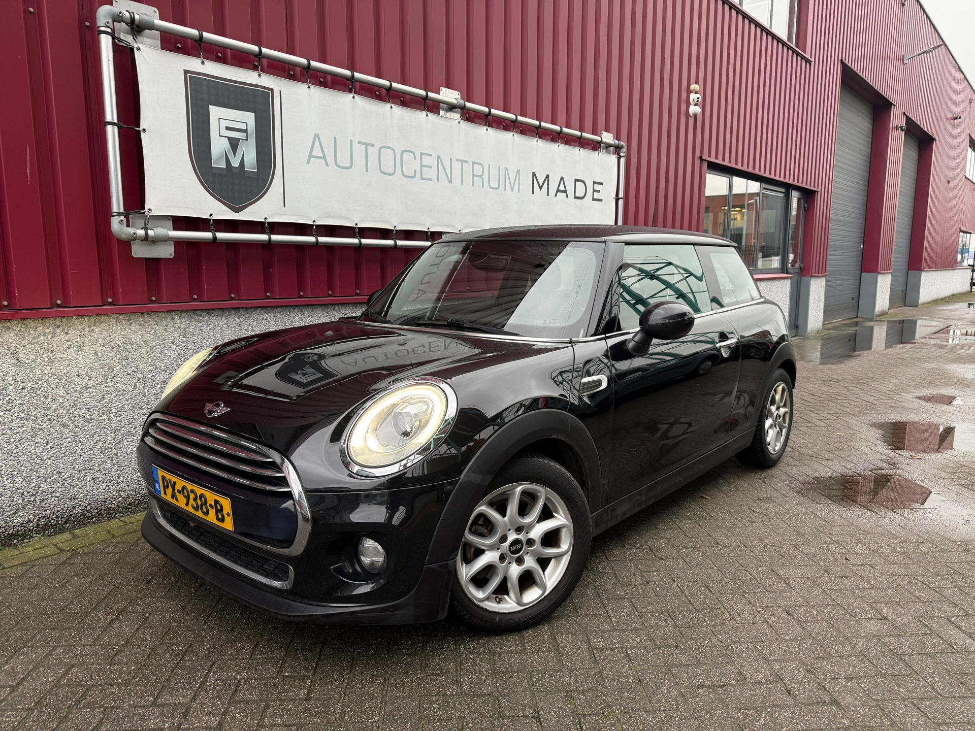 Mini Mini 1.5 Cooper Serious Business // Automaat // PDC // Navi // Xenon