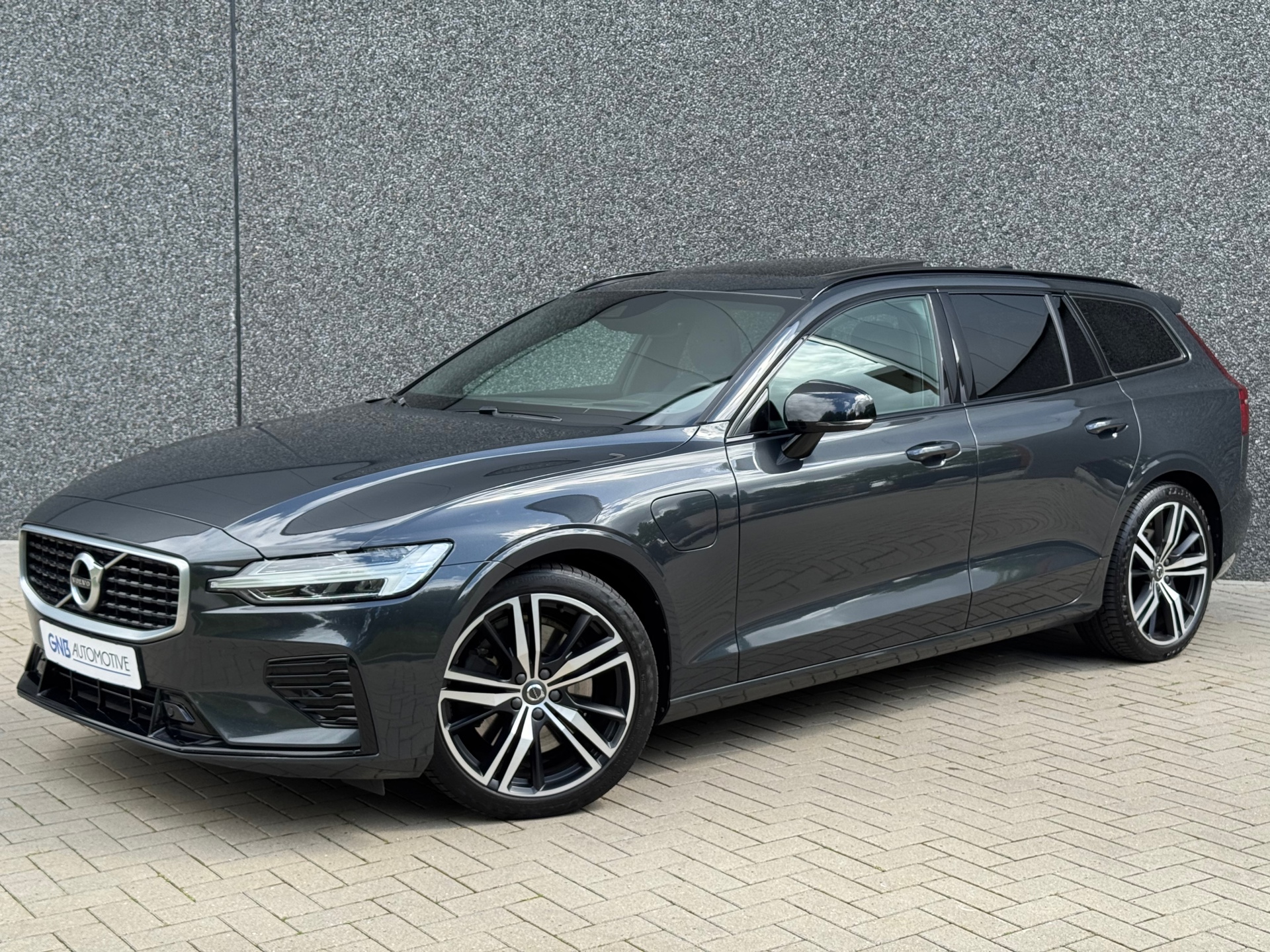 Volvo V60 2.0 T8 Twin Engine AWD R-Design | Pano | Dodehoekassistent | Carplay | Harman Kardon | Rijhulp | Rijstrookassistent |