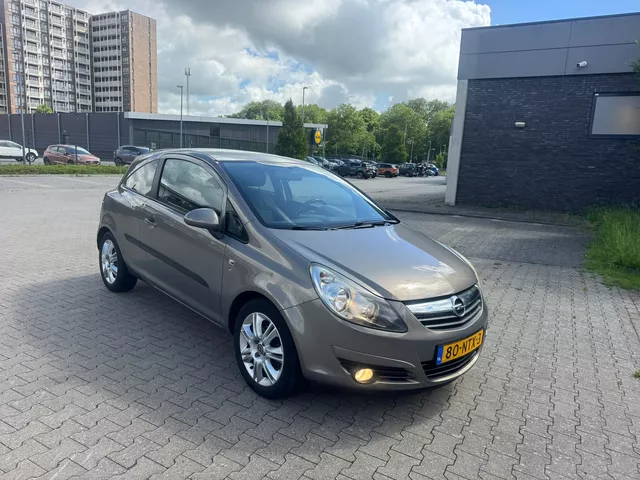 Opel Corsa 1.2-16V Color Edition. AUTOMAAT