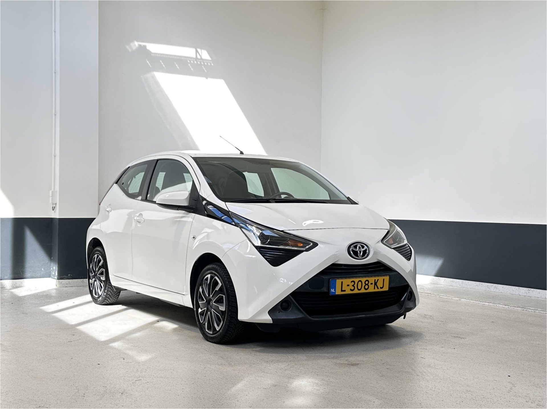 Toyota Aygo 1.0 VVT-i x-play limited | NL | Carplay/ Android Auto | Camera | 1 Eig |