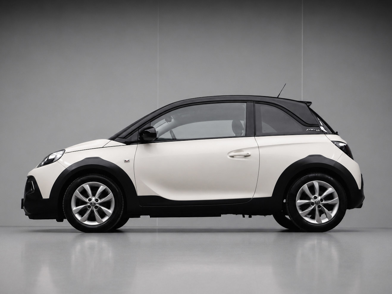 Opel ADAM 1.0 Turbo Rocks Sport Cabrio (SCHUIFDAK,AIRCO,CRUISE,BLACK/WHITE EDITION,GETINT,LED,SPORTSTOELEN,LM VELGEN,NETTE STAAT)