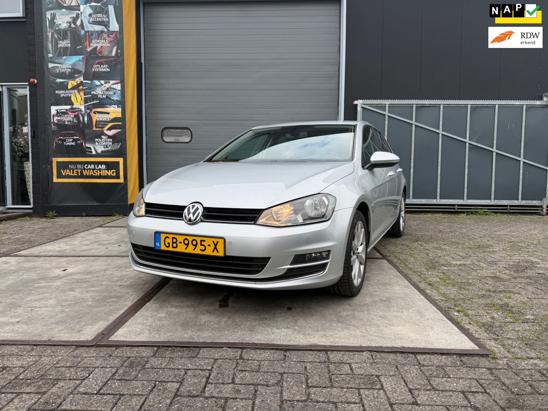 Volkswagen Golf 1.2 TSI Business Edition | Massage | Half leder | Achteruit rij camera | APK