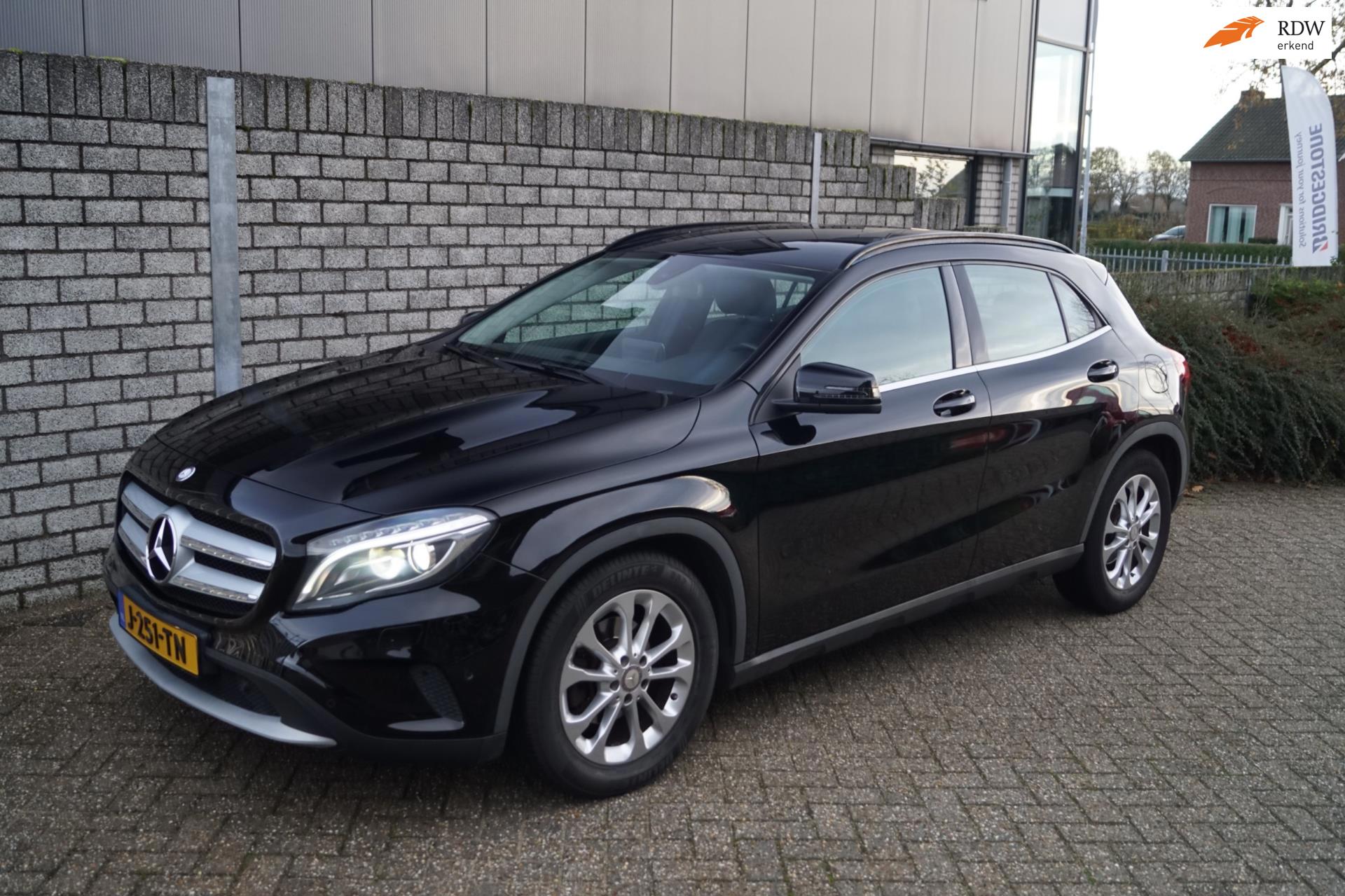Mercedes-Benz GLA-klasse 180 Prestige Autom Leder Sportst Stoelverw Navi Xenon Airco Cruise 2x PDC LMV Trekhaak ENZ.