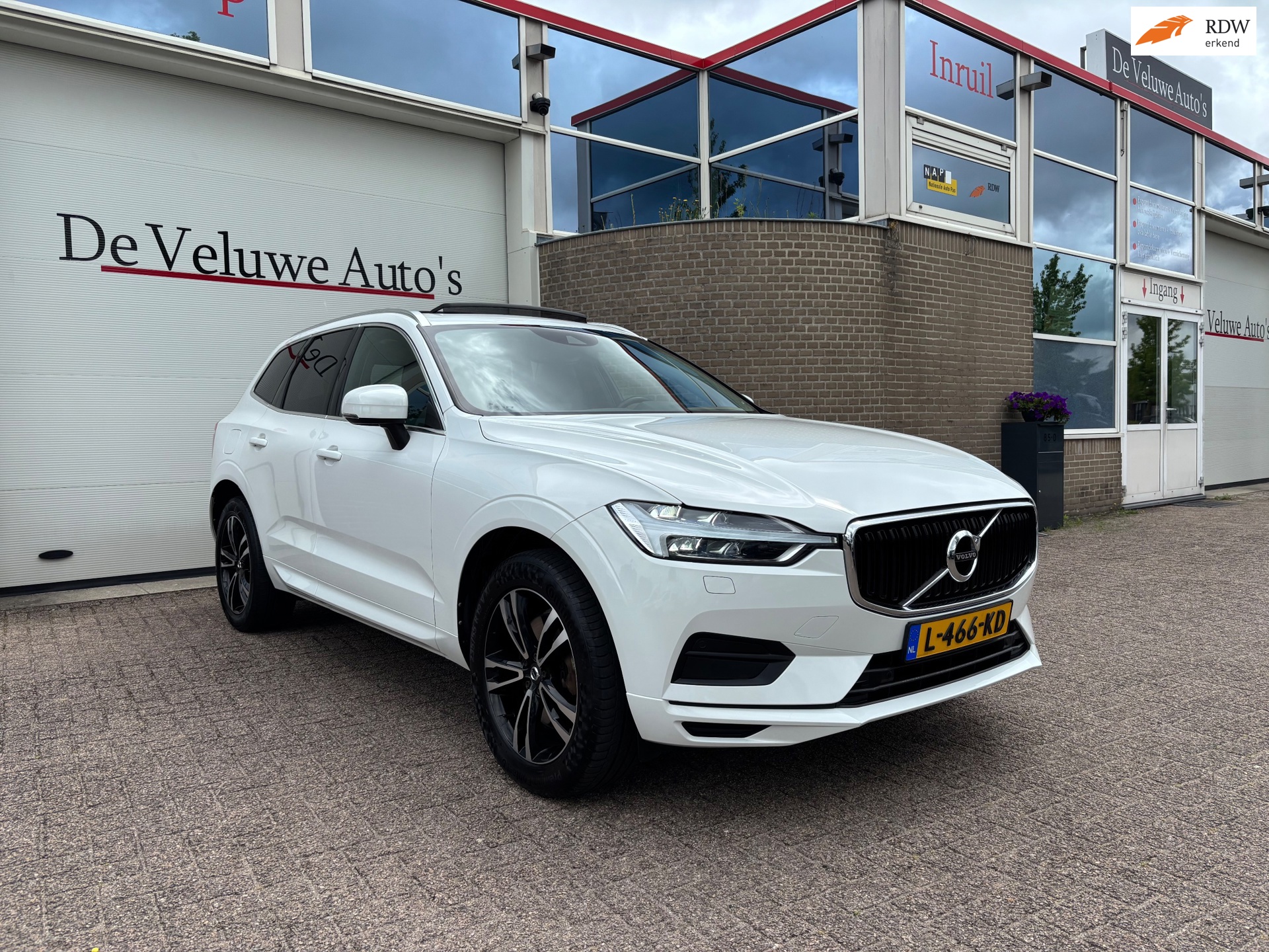 Volvo XC60 2.0 D4 AWD 190PK|Pano|Trekhaak|PDC|LED