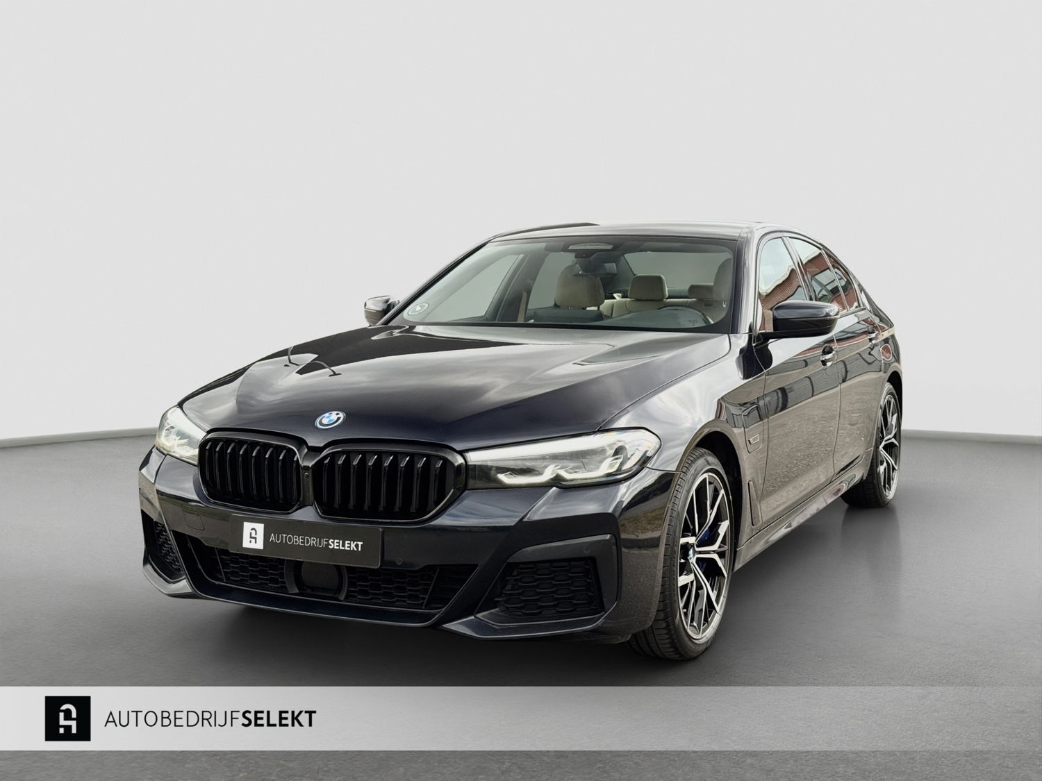 BMW 5-serie 545e xDrive M-Sport | Trekhaak | 19 inch | Camera | ACC | Carplay | Dealer onderhouden | Stuurwiel verwarmd
