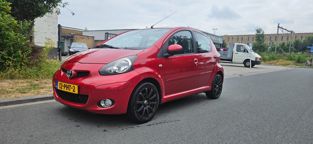Toyota Aygo 1.0-12V Aspiration Red Navigator