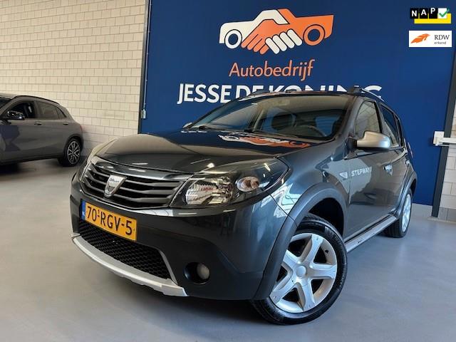Dacia Sandero 1.6 Stepway / bj.2011 / kleur: grijs / airco / trekhaak / 5 deurs / Hoge Instap / APK 01/2027 / NAP met 158487 km.