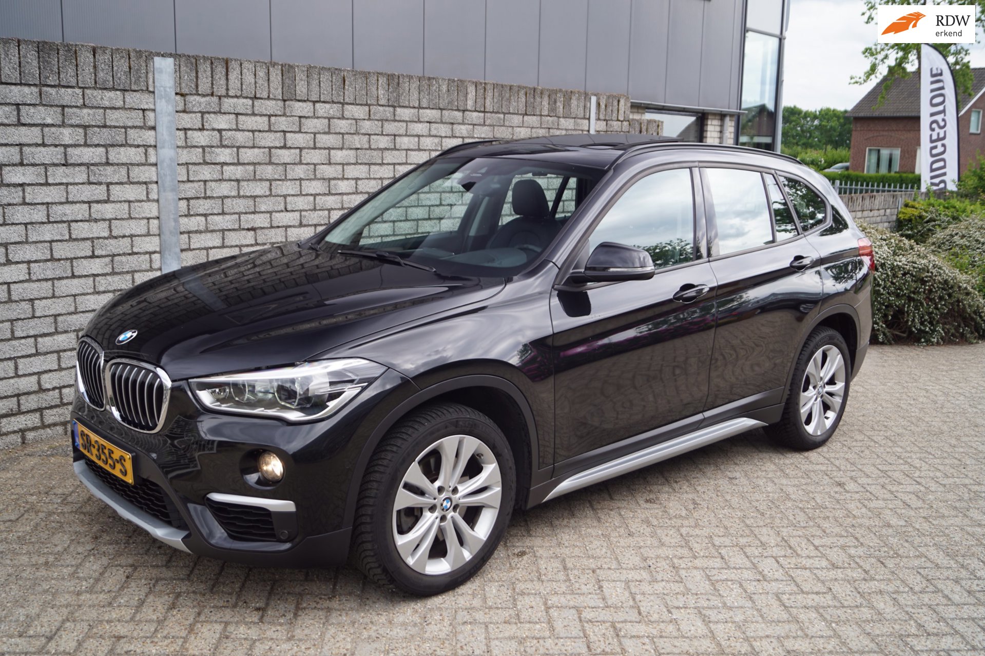 BMW X1 XDrive20i High Executive Autom Panodak Leder Sportst Stoelverw Navi Head-Up Clima Cruise 2x PDC LED Kopl LMV 18 ENZ.