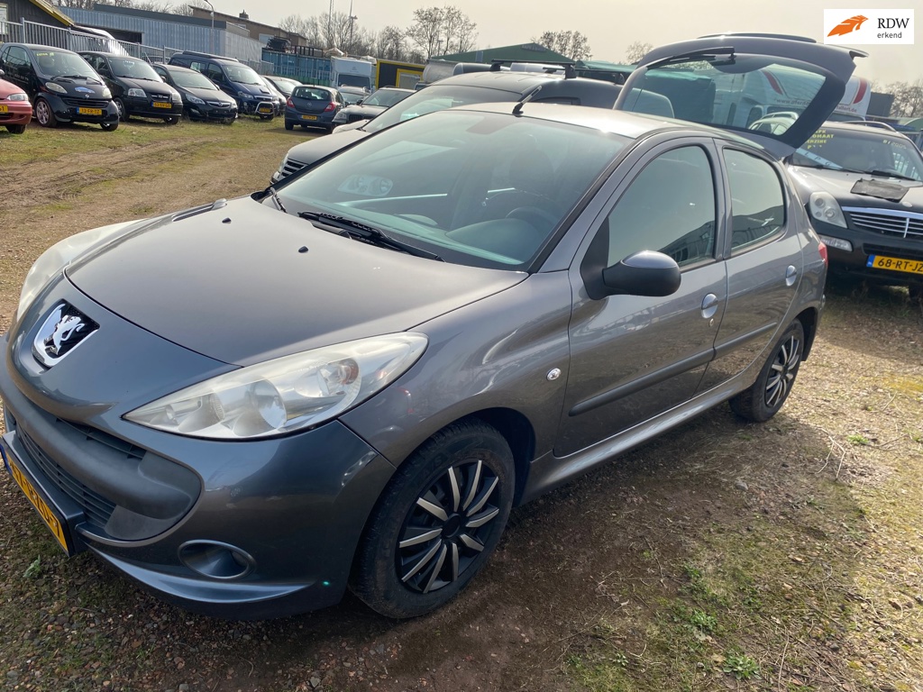 Peugeot 206 + 1.1 XR bjr 2010 koppelingset is nieuw , airco nieuwe apk ,5 deurs 147.228 km onderh boekjes aanwezig