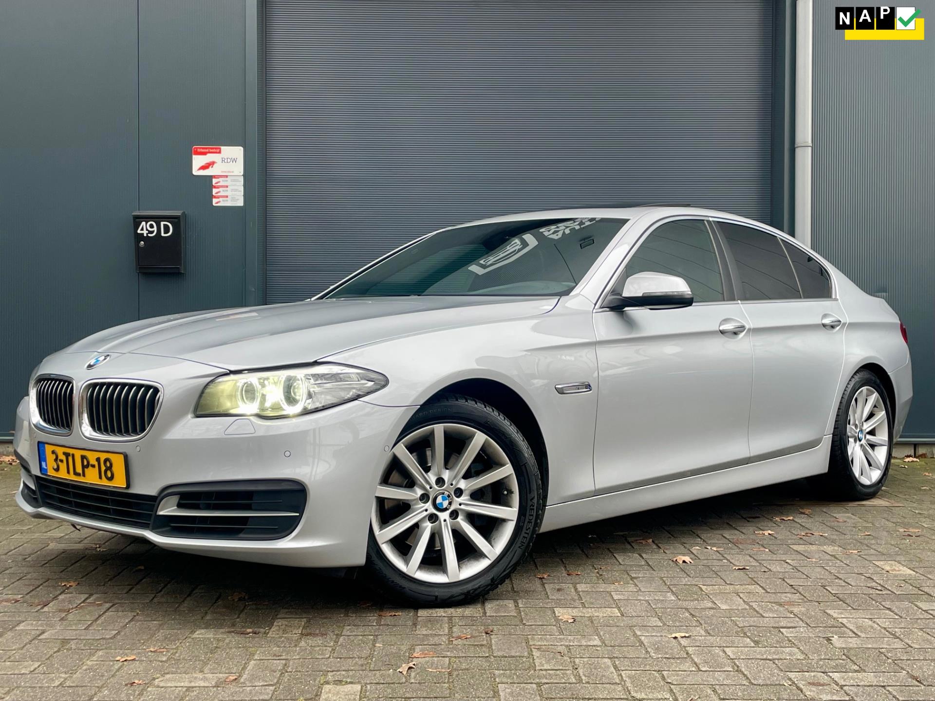 BMW 5-serie 520i Luxury Edition NAP DIGITAAL COCKPIT MEMORYSEAT LEER DAKJE TREKHAAK PREMIUM AUDIO CRUISE BLUETOOTH CLIMA