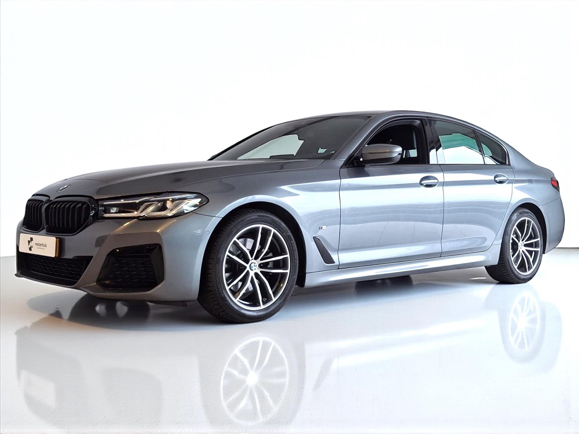 BMW 5 Serie 520i M-SPORT LEDER LASERLICHT CARPLAY NAVI WINTERPACK 184 pk