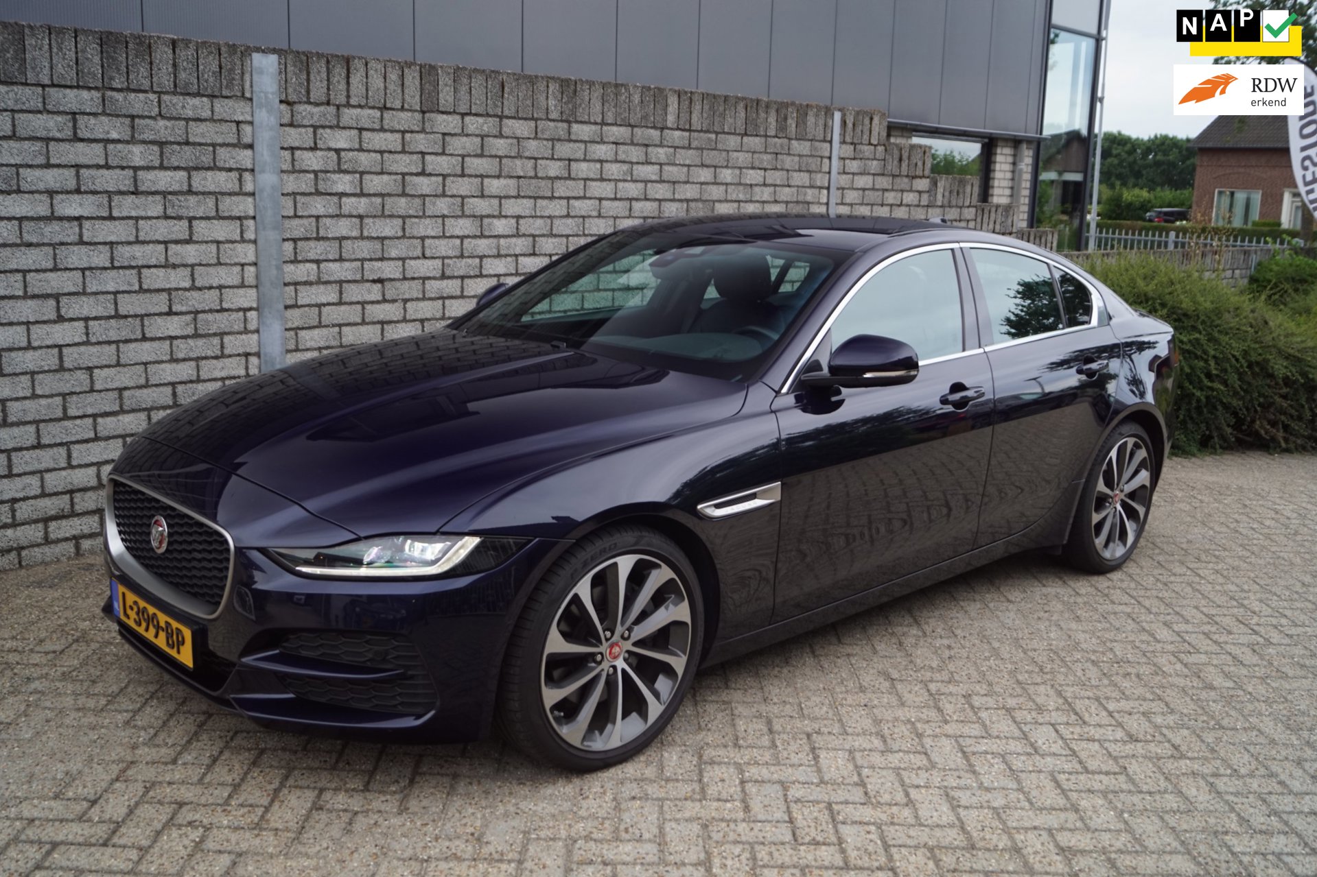 Jaguar XE 2.0 P250 R-Dynamic SE Autom Leder Sportst Stoel/Stuurverw Navi Camera Clima Cruise 2x PDC Apple Carplay LMV 19 ENZ