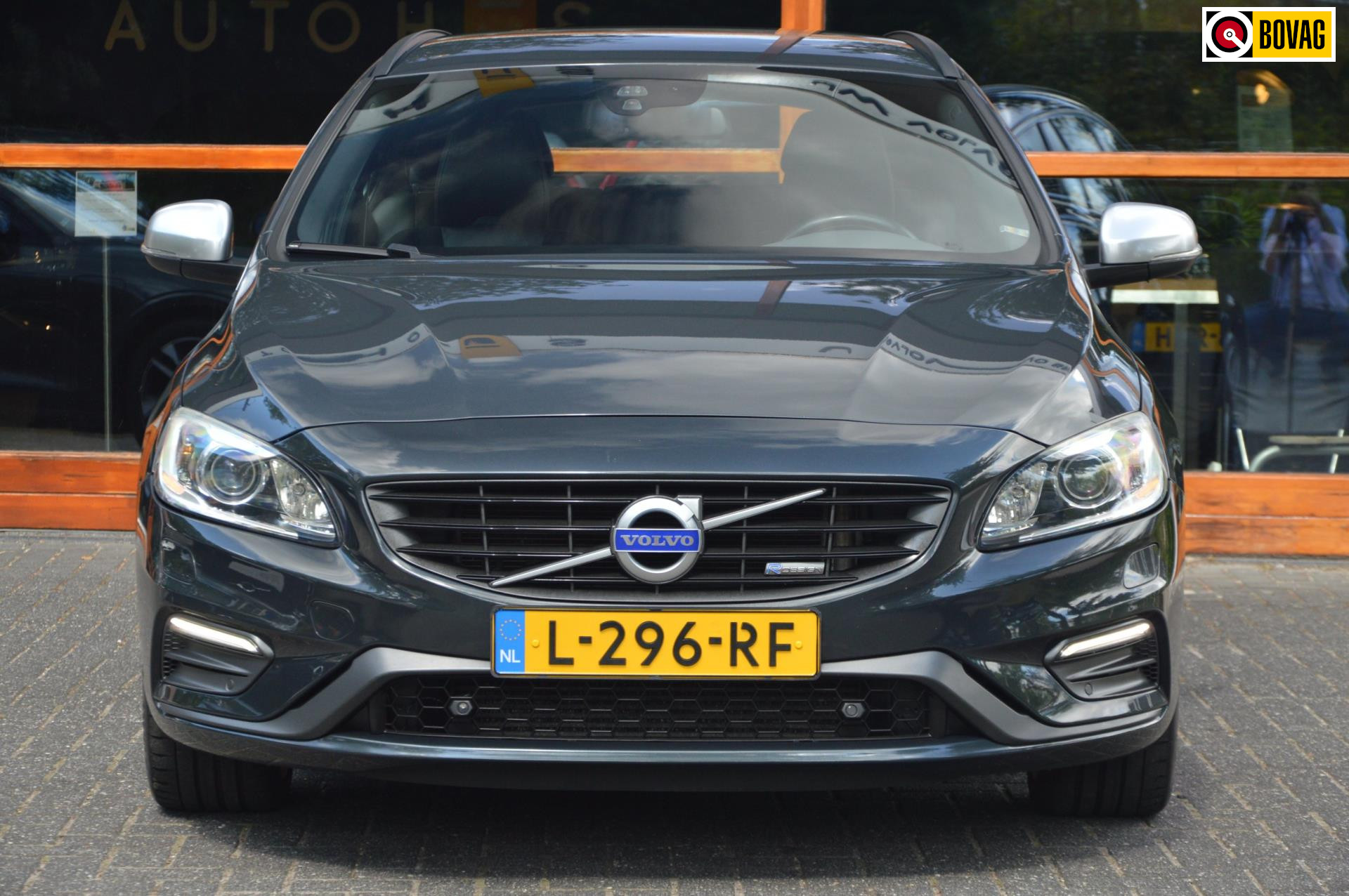 Volvo V60 T3 R-Design | Stoelverwarming | Trekhaak | Rondom parkeersensoren | High Performance Audio | Automaat |