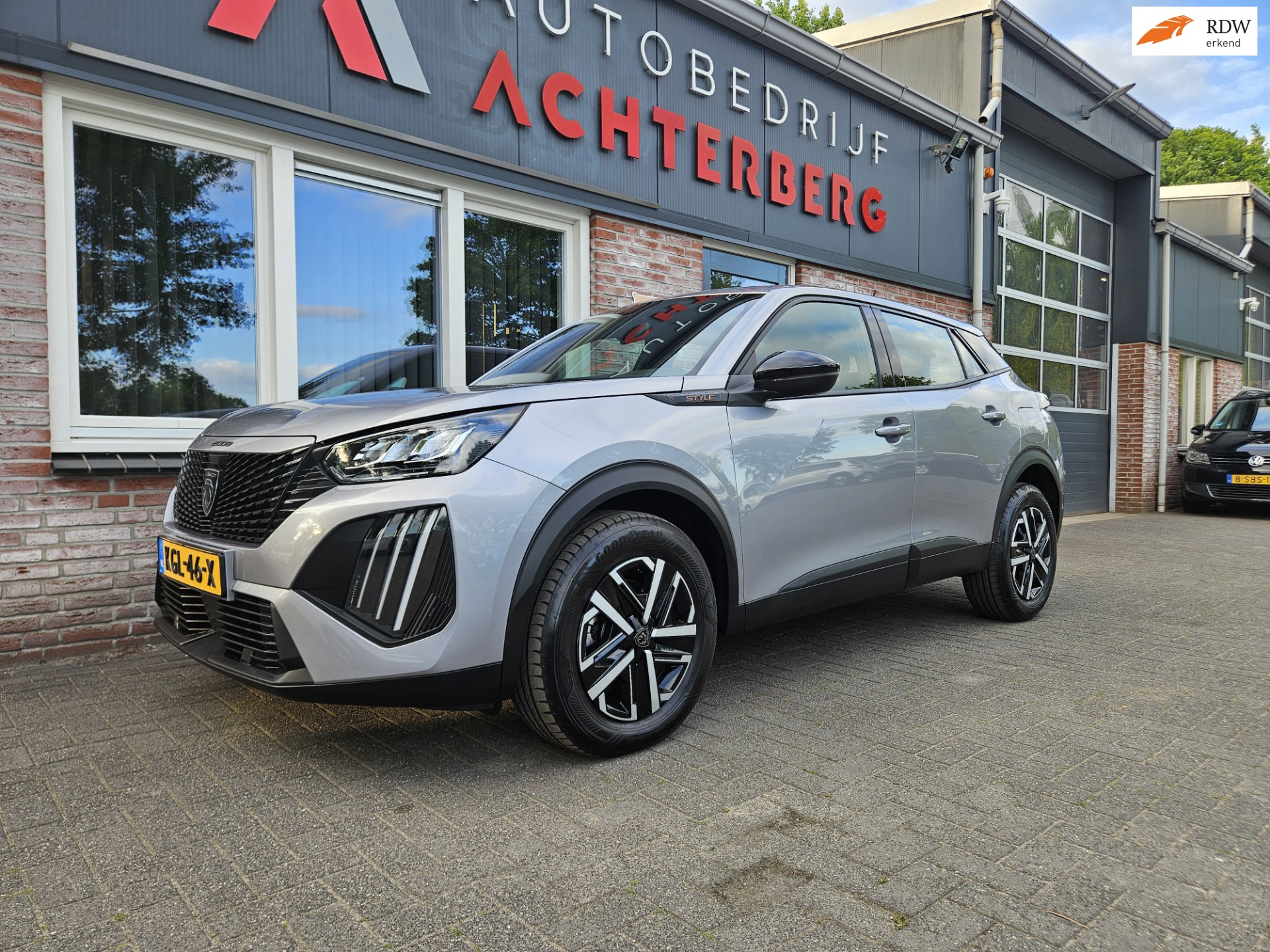 Peugeot 2008 1.2 Hybrid 136 Style Carplay! LED! Automaat! Cruise Control! Mooie/Nette Auto!
