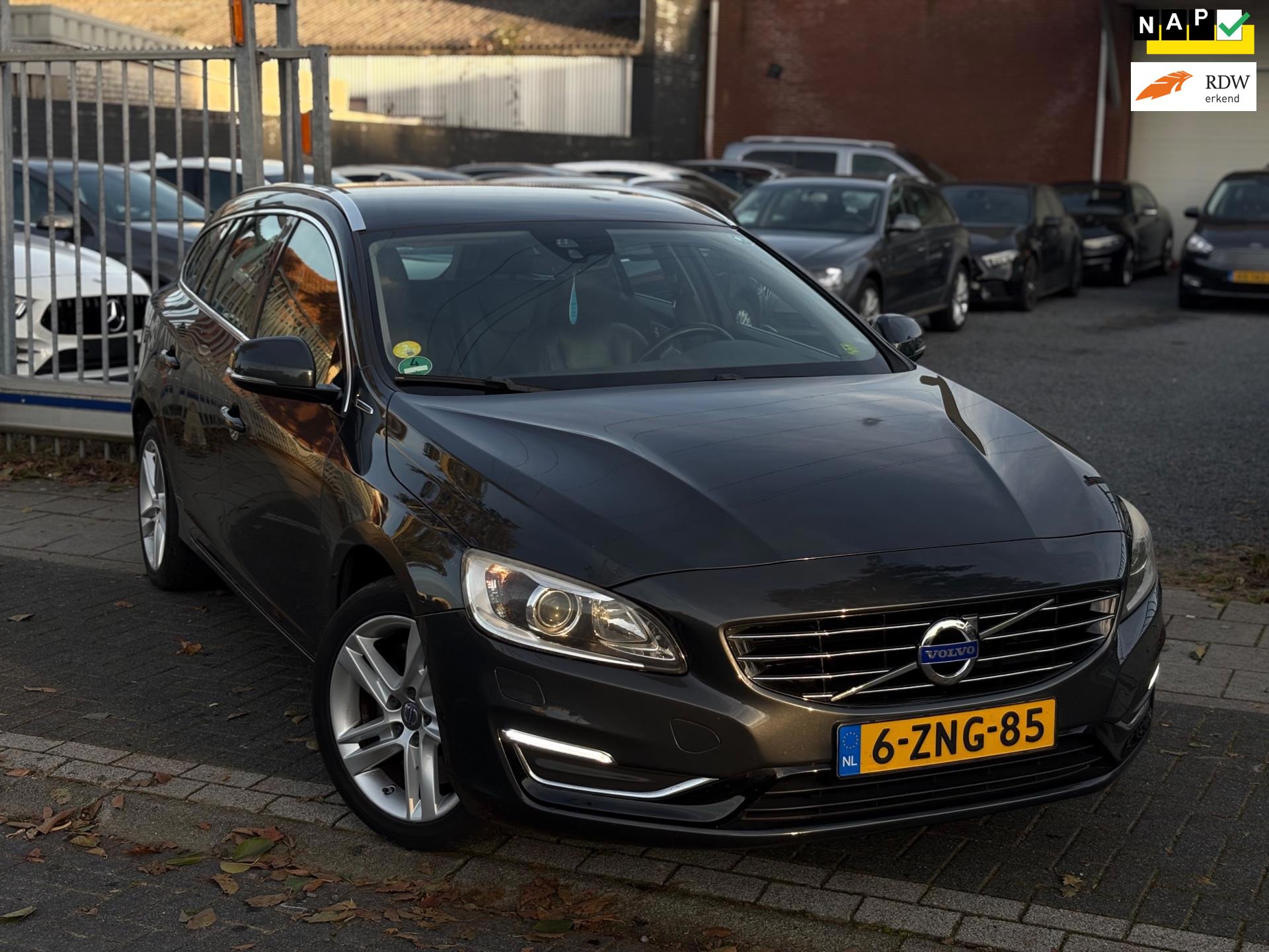 Volvo V60 2.4 D6 AWD Plug-In Hybrid Summum | Trekhaak | Xenon | Lederen Bekleding | LM Velgen |