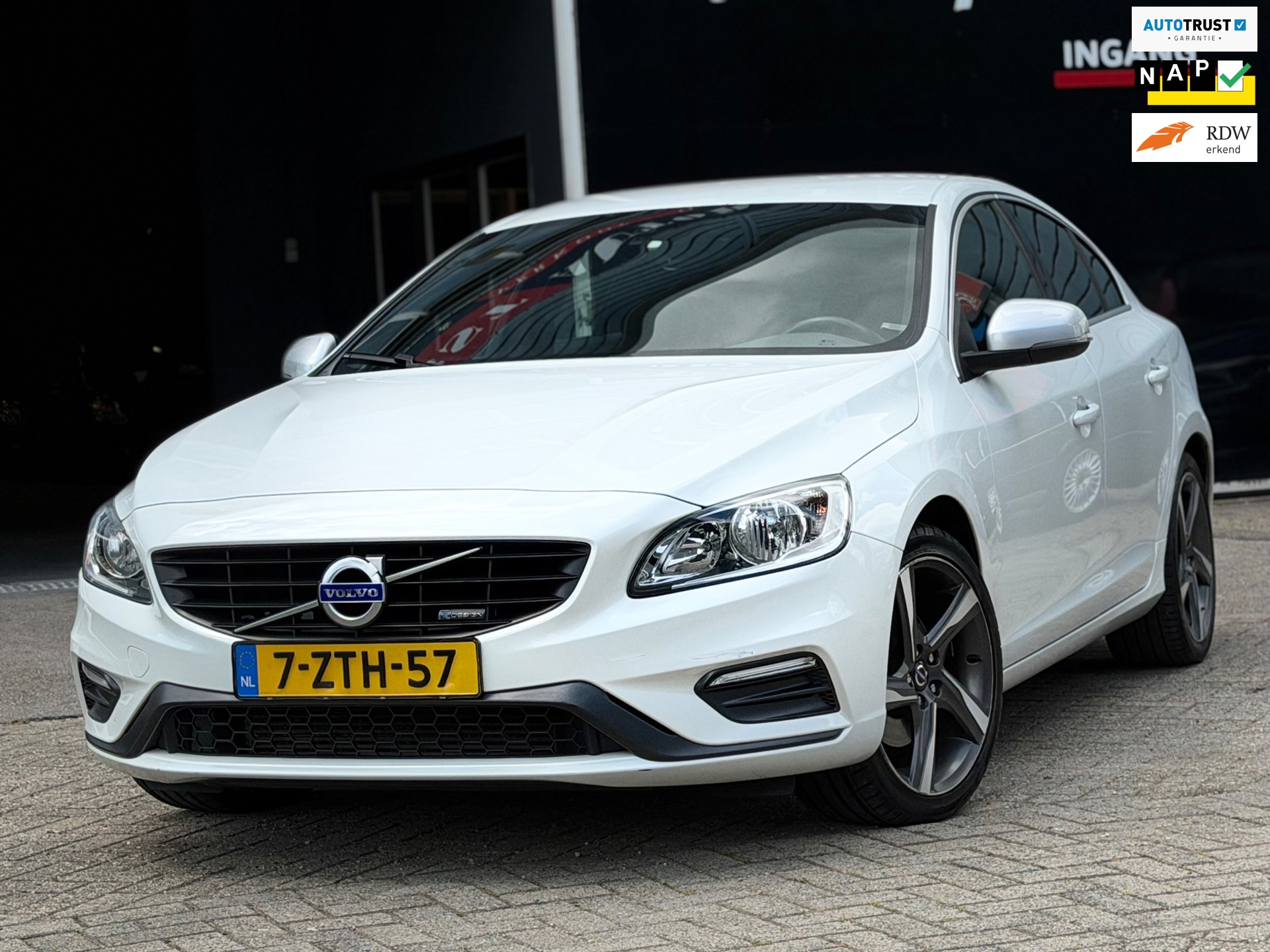 Volvo S60 1.6 T3 R-Design AUTOMAAT MEMORY/LEDER/NAVI/PDC | KEURIGE AUTO !