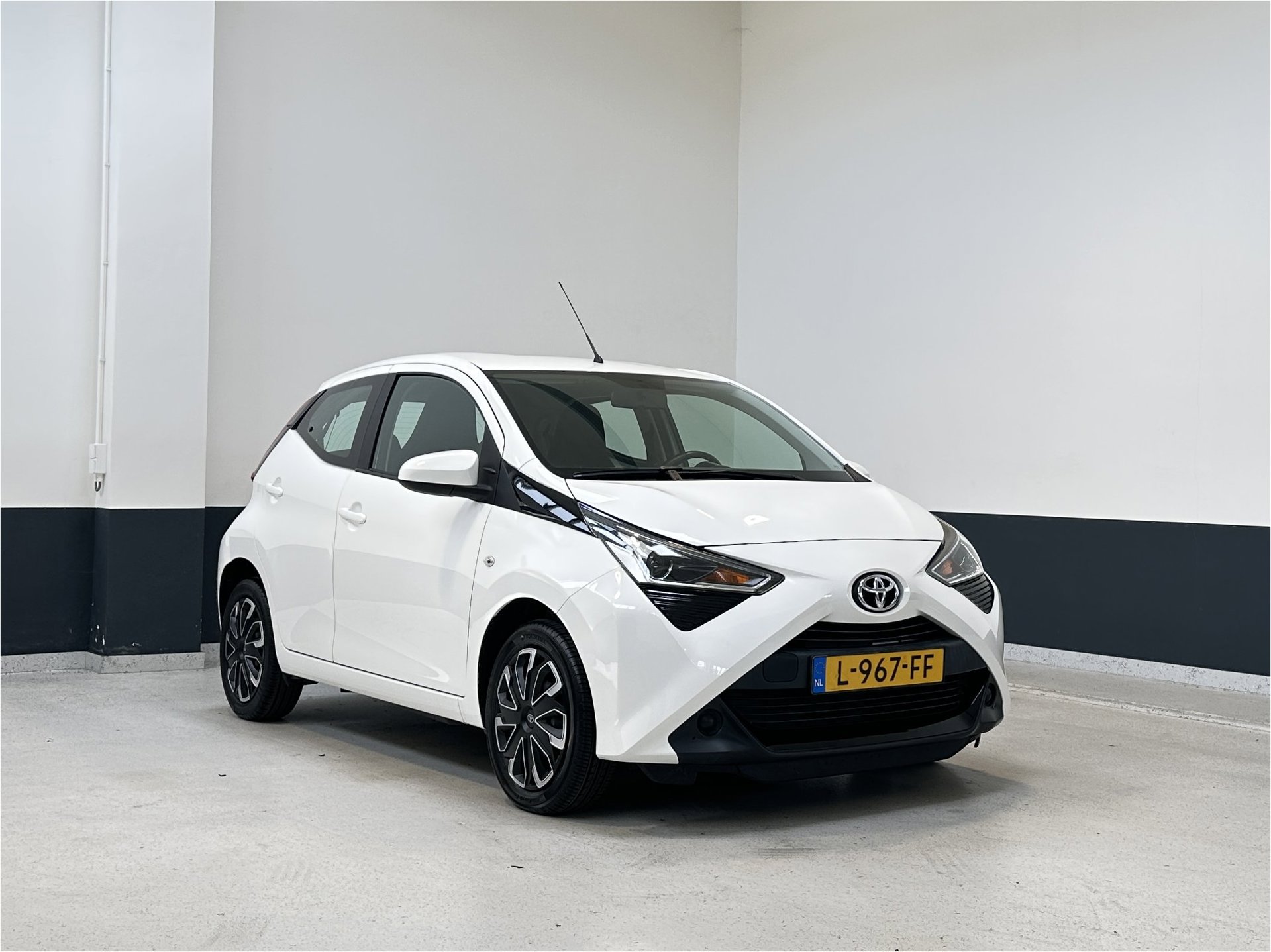 Toyota Aygo 1.0 VVT-i x-play | NL | 1 Eig | Apple Carplay/ Android auto| Navigatie | Camera|