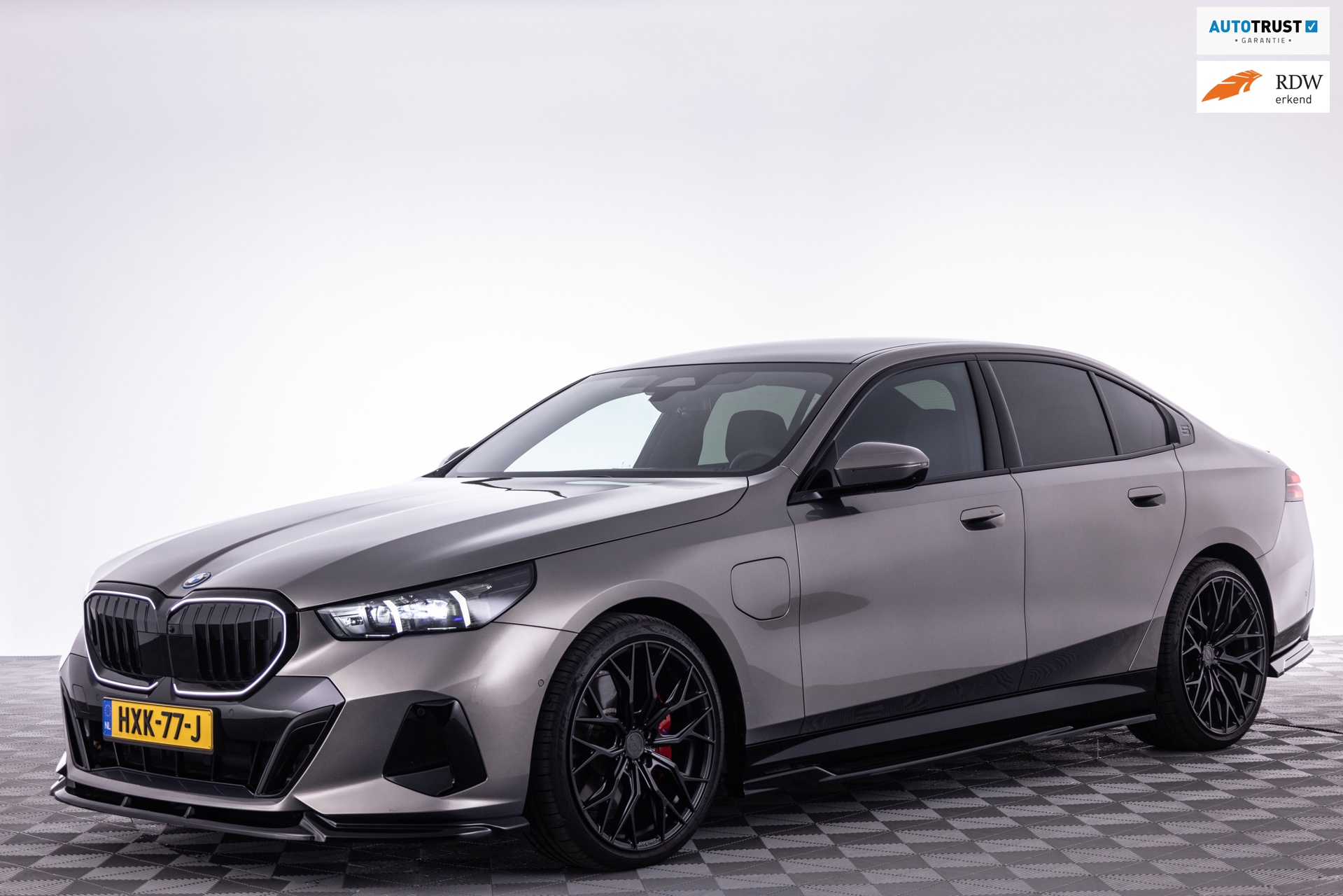 BMW 5-serie 550e xDrive M-Sport BTW |B&W|21 Inch|Panodak|Innovation Pack|Comfort Pack|Spoilerpakket|Stoelverkoeling|Stoelverw v/a|
