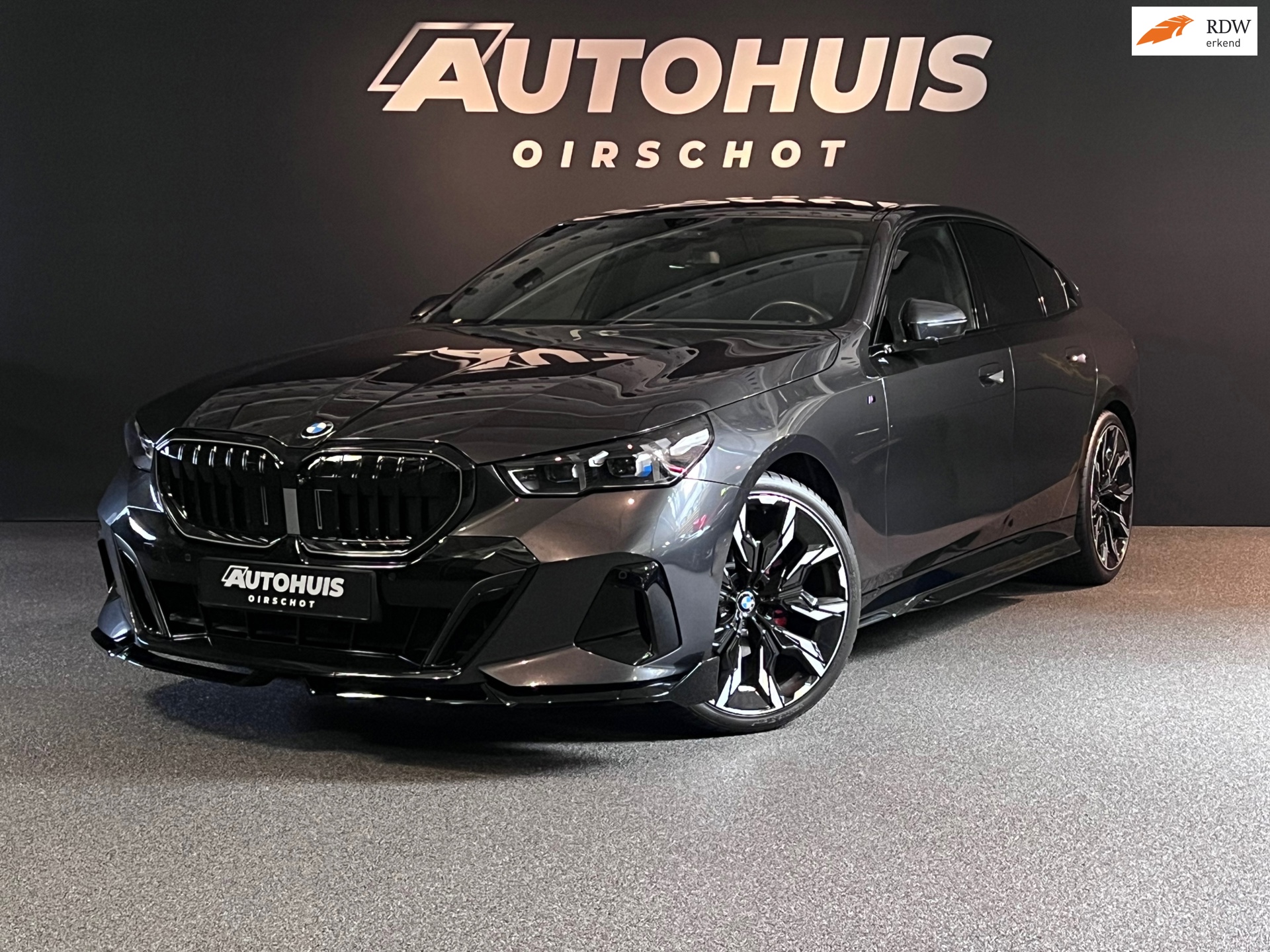 BMW 5-serie 520i High Executive Edition M model jaar 2024! Stuurverwarming/ Stoelverwarming achter/ 21"/ Glazendak/ Memoryseats