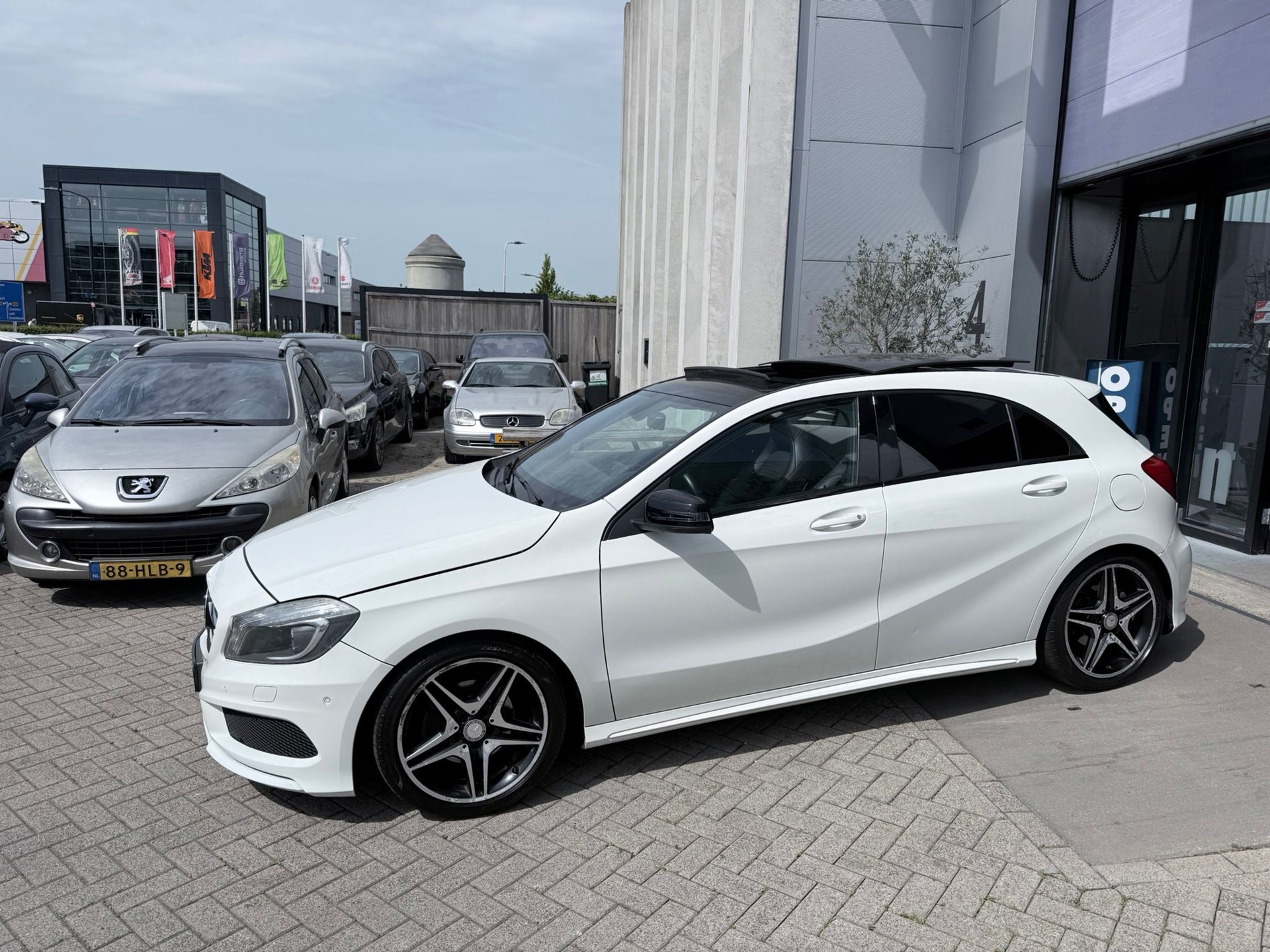 Mercedes-Benz A-klasse 180 AMG Edition! Automaat! PANO! NAP! INRUIL MOGELIJK!