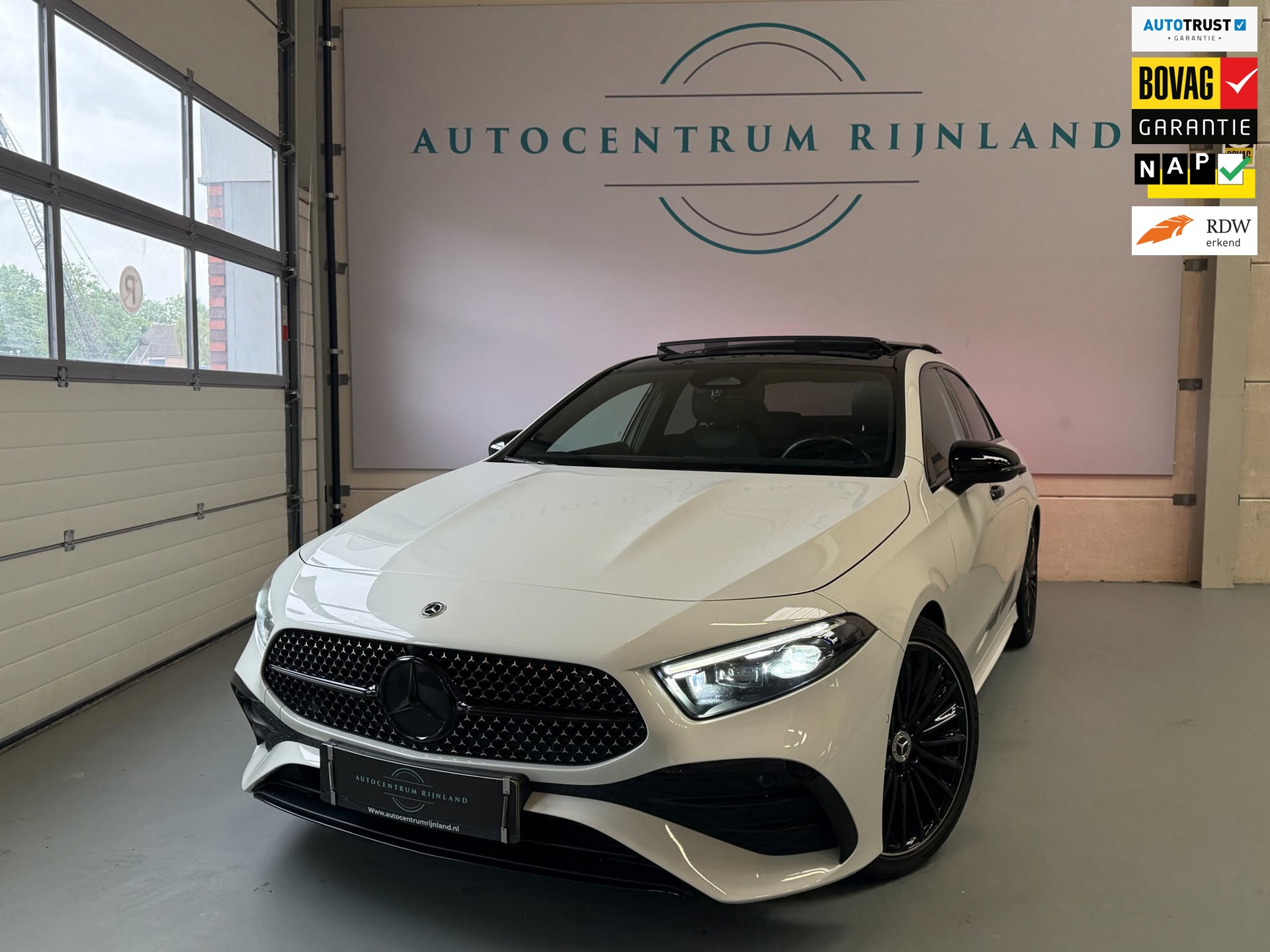 Mercedes-Benz A-klasse 180 AMG Black Line, 1 Jaar Bovag Garantie, Automaat, Panoramadak, Navi, Camera