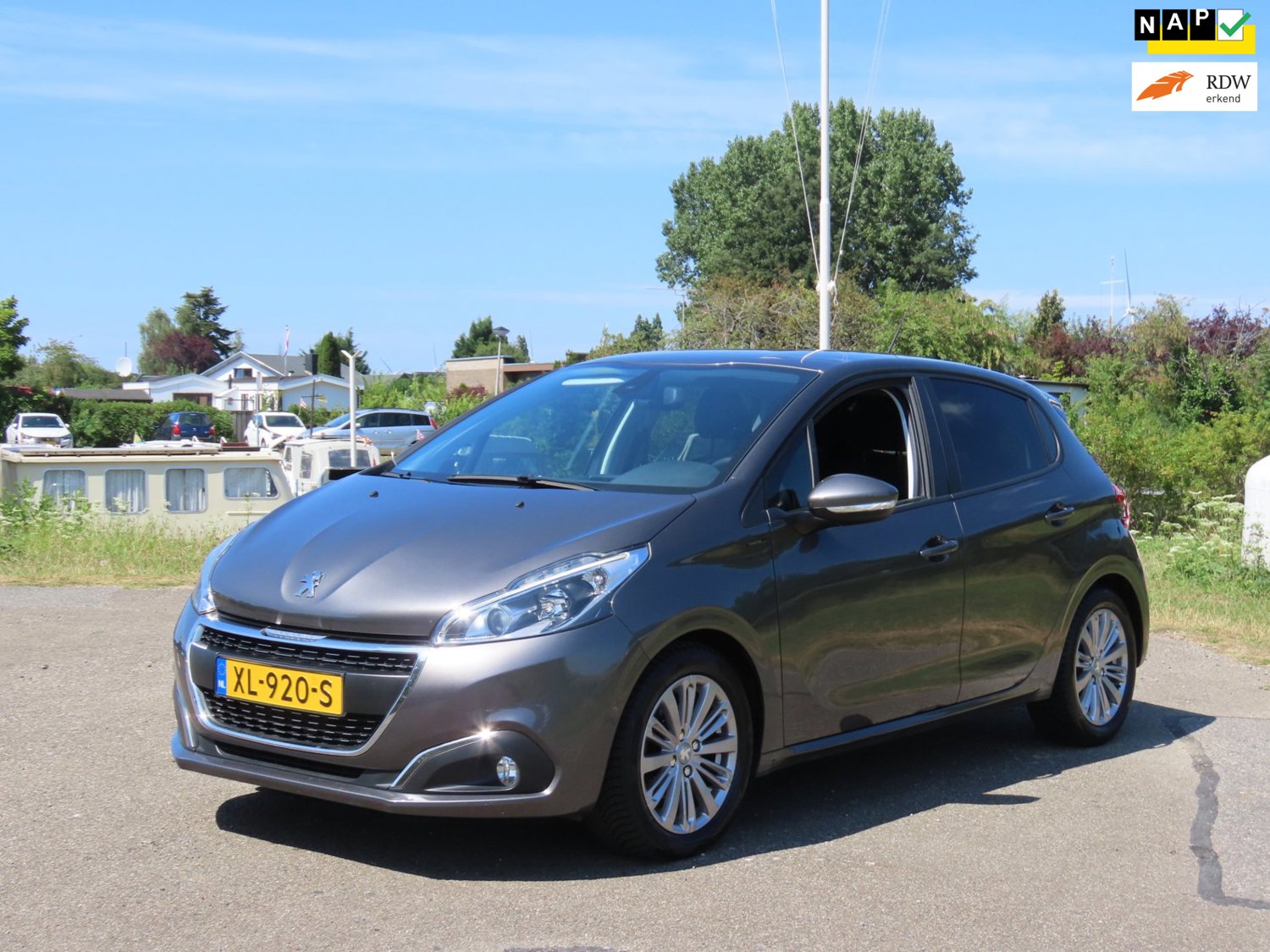 Peugeot 208 1.2 PureTech Signature *Carplay *Navi