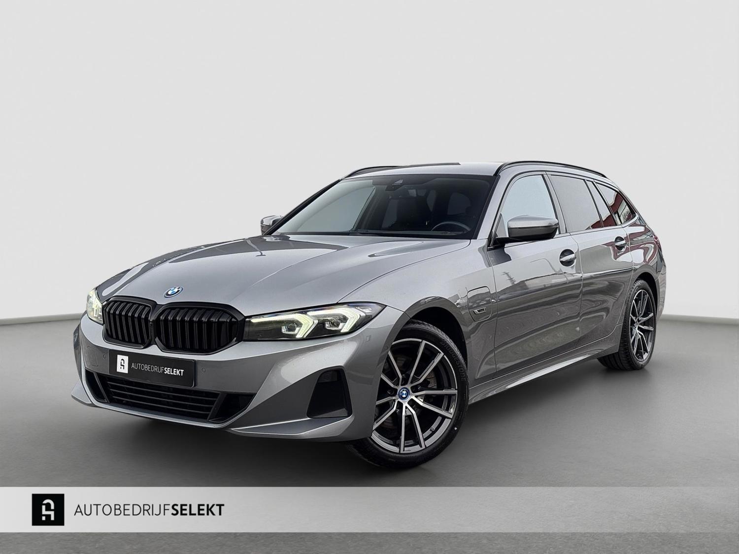 BMW 3-serie Touring 320e | Trekhaak | Nieuw model | Carplay | Camera | Skyscraper grau | Sfeerverlichting | Widescreen | M Shadow