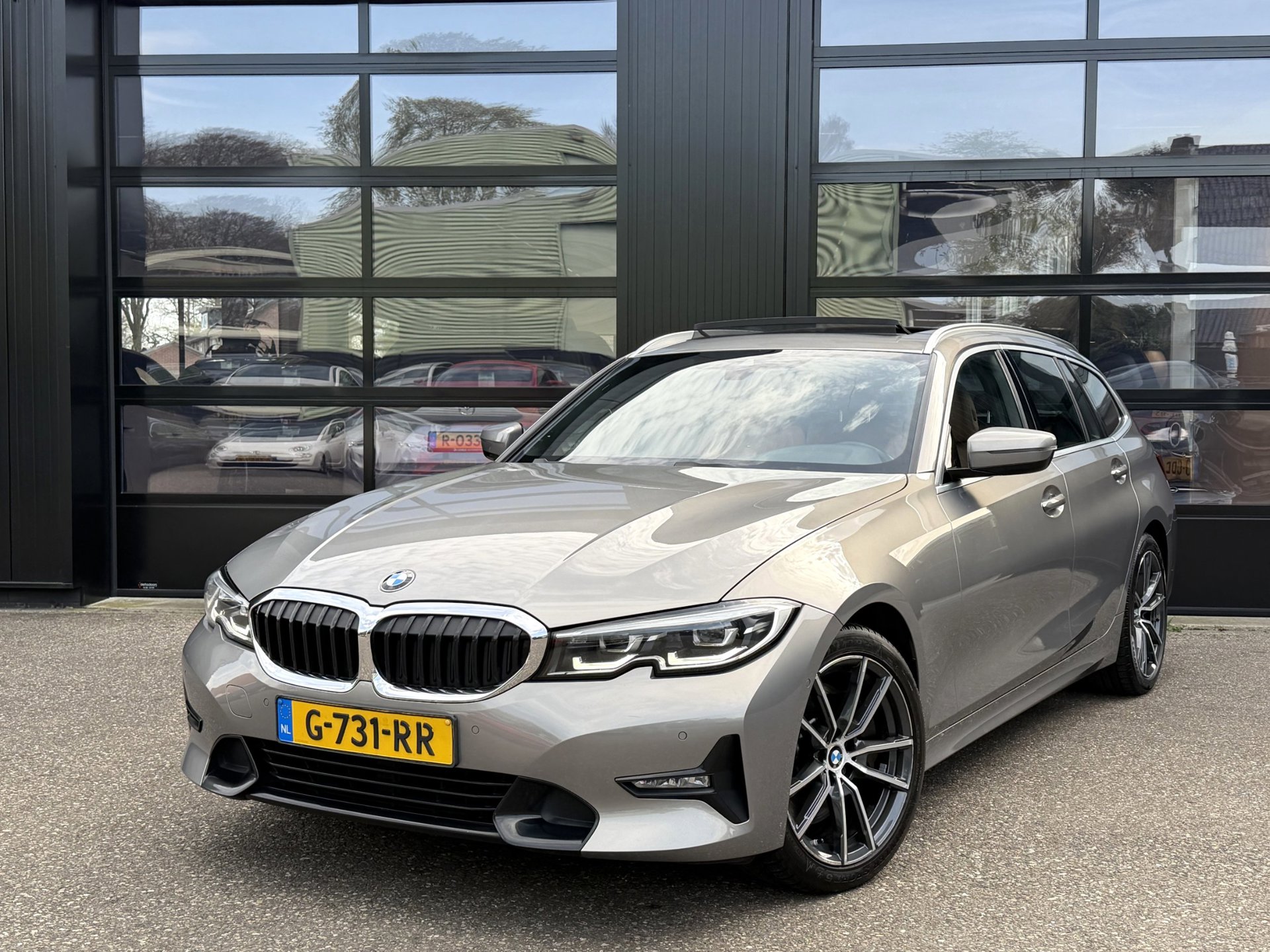 BMW 3-Serie Touring 330i Individual Edition Oxidgrau Pano