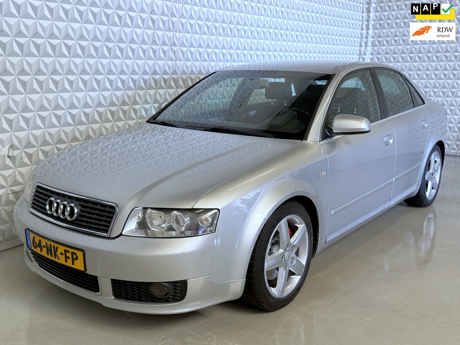 Audi A4 Limousine 2.0 S-LINE *SMOELT SUPER* / Nieuwe APK! (2003)