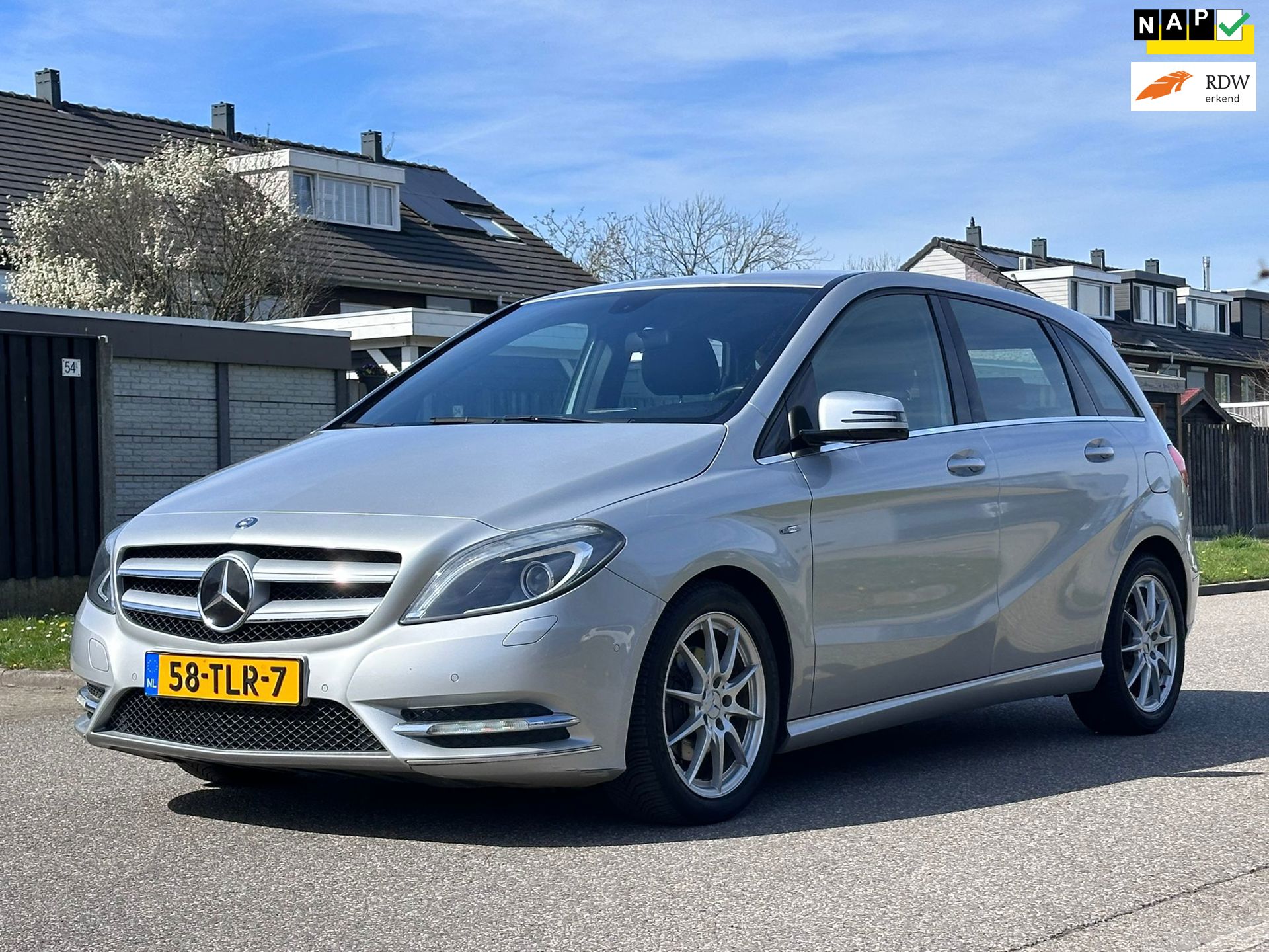 Mercedes-Benz B-klasse 180 Ambition Automaat*Leder*Navigatie*Cruise*NAP*Airco*Xenon*APK 29-05-2027LM velgen*