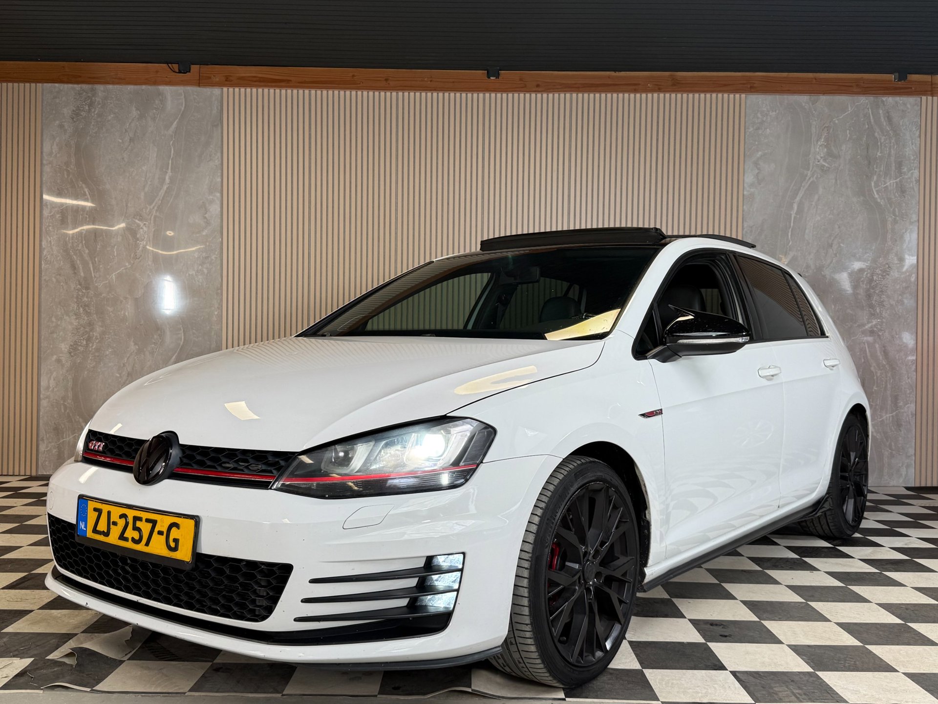 Volkswagen Golf 2.0 TSI GTI Nwe Apk Akra Carplay Pano Keyless Cruise Control Airco
