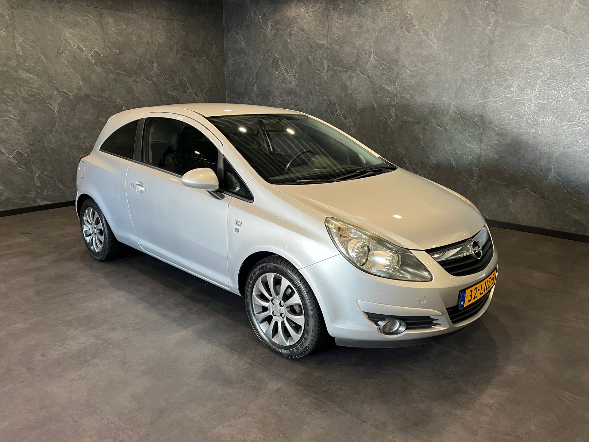 Opel Corsa 1.2-16V '111' Edition AIRCO CRUISE APK NIEUW