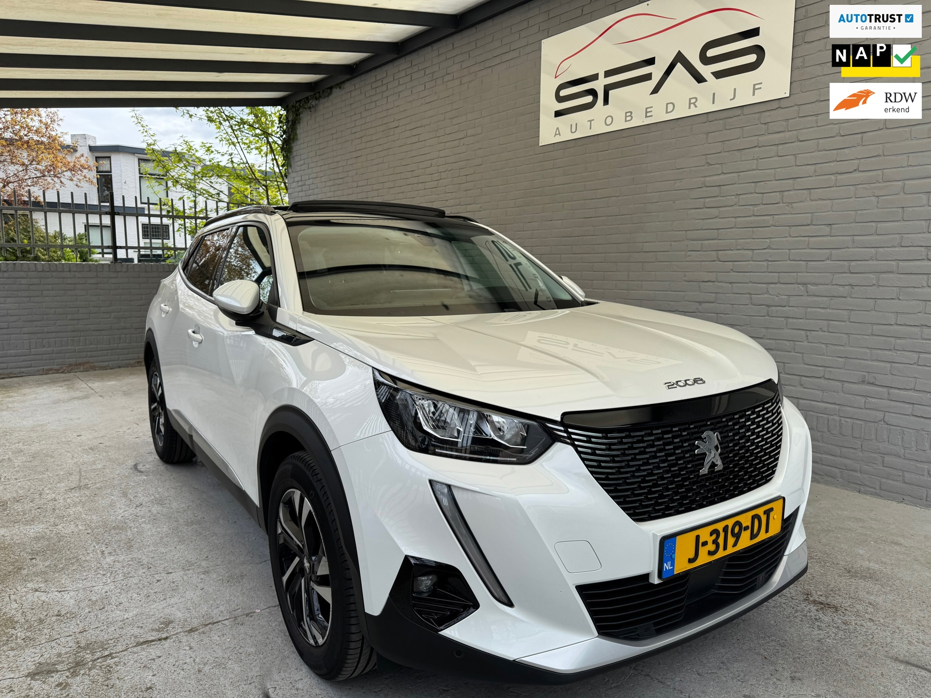 Peugeot 2008 1.2 PureTech 102pk 2020 Wit Pano