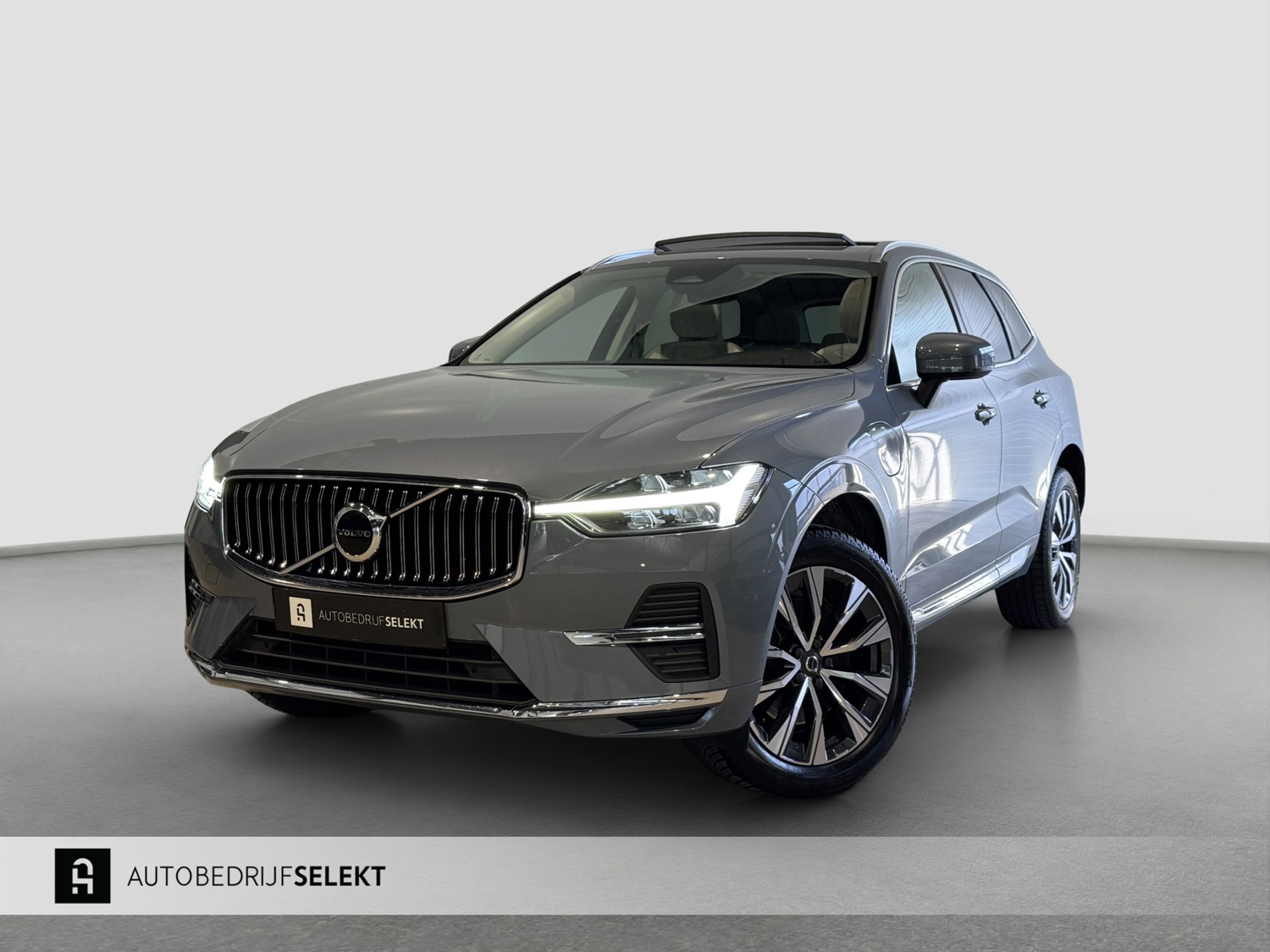 Volvo XC60 2.0 T6 | Pano | Trekhaak | Nieuw model | Thunder Grey | Apple Carplay | Plug-in hyrbid | Camera | Eerste eigenaar
