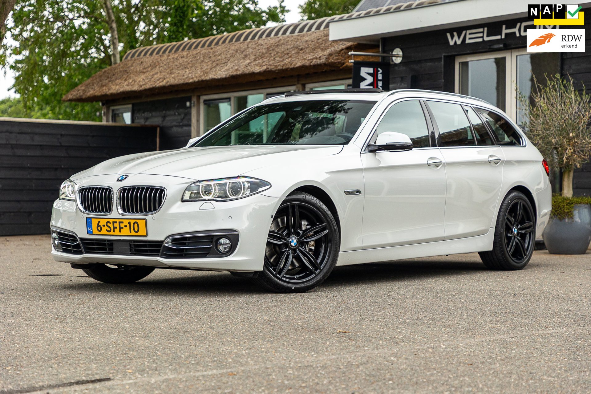 BMW 5-serie Touring 528i High Executive Panoramadak I Soft Close I Adaptive Cruise I Hifi I Head Up I Mineralweiss I NL Auto I NAP