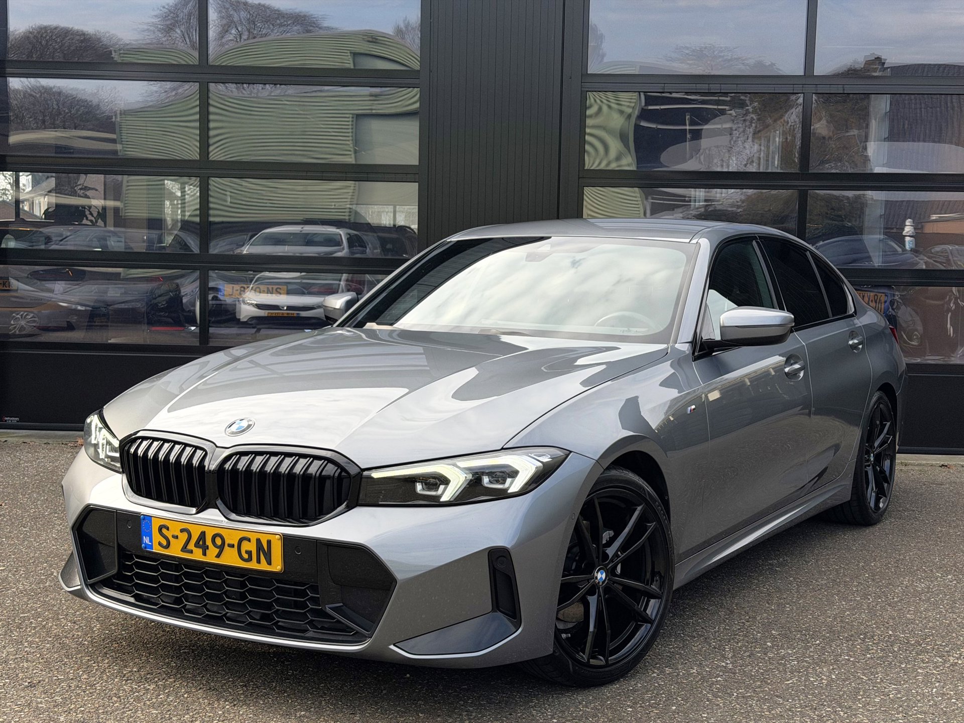 BMW 3-Serie 320i M-Sport Shadowline Harman Kardon LCI