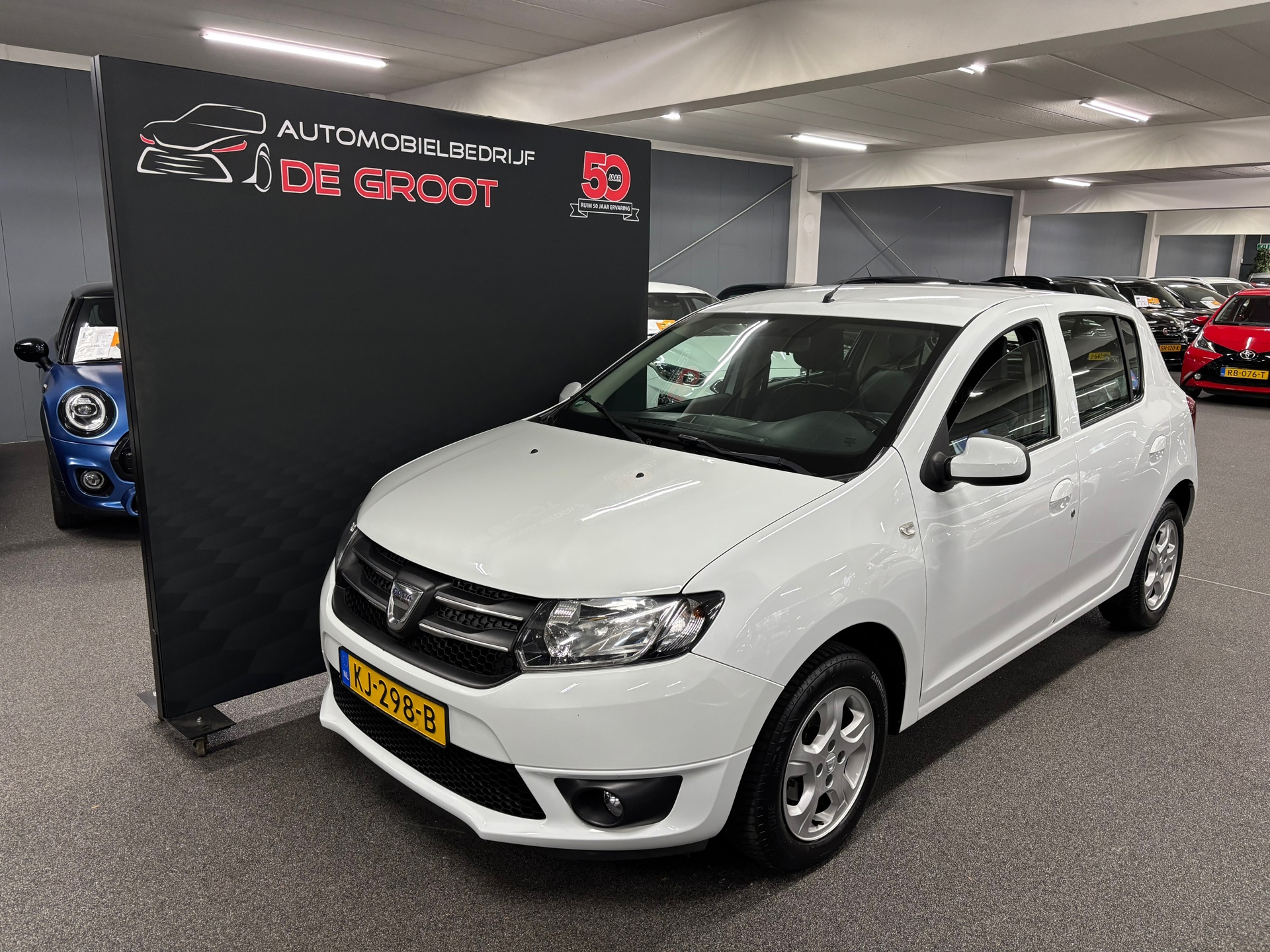 Dacia Sandero 0.9 TCe Easy-R Lauréate Automaat met PDC, Navigatie, Trekhaak, Cruise Control, Airco, Electrische Ramen voor enz.