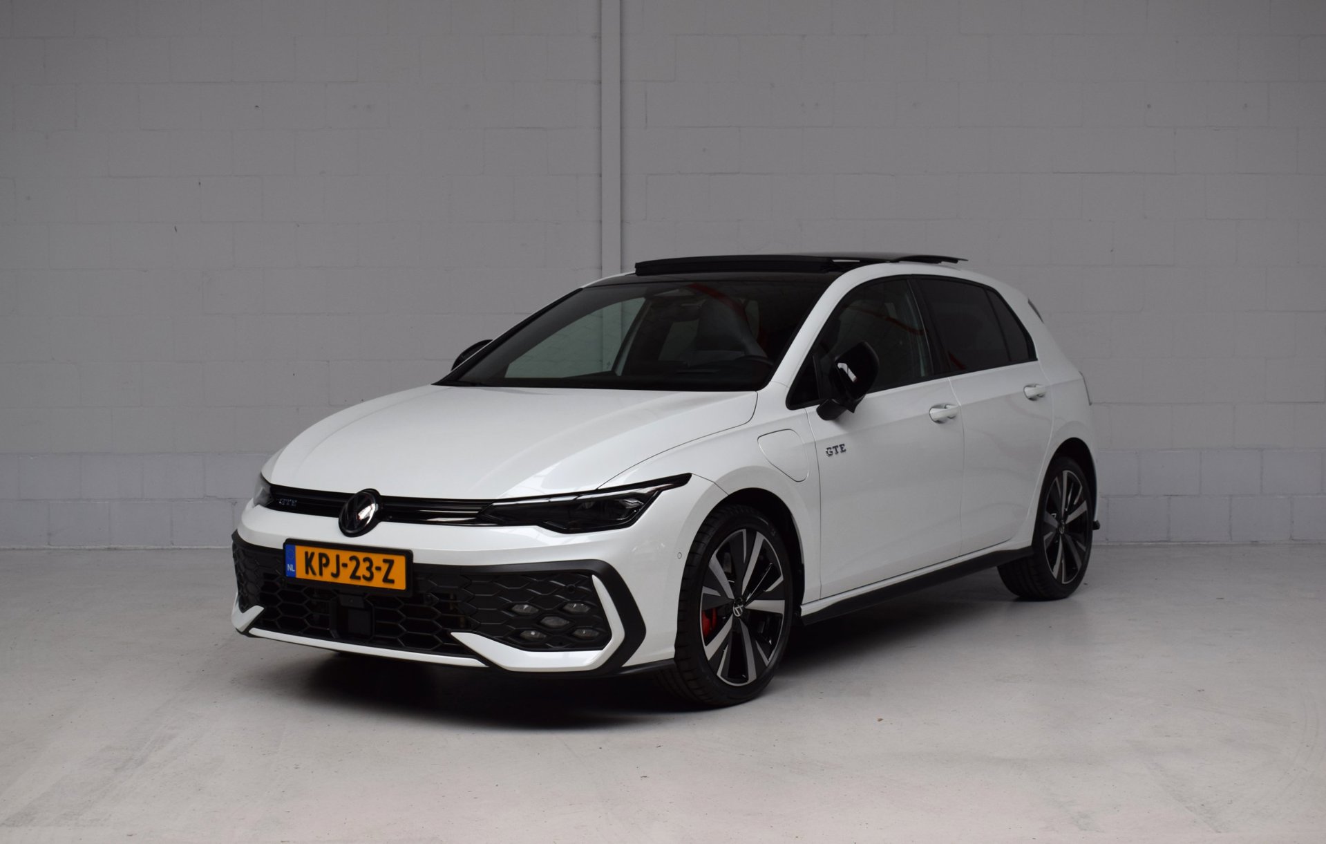 Volkswagen GOLF 1.5 eHybrid GTE PANORAMADAK / HEAD-UP / 360CAMERA / LEER / TREKHAAK / SFEERVERLICHTING