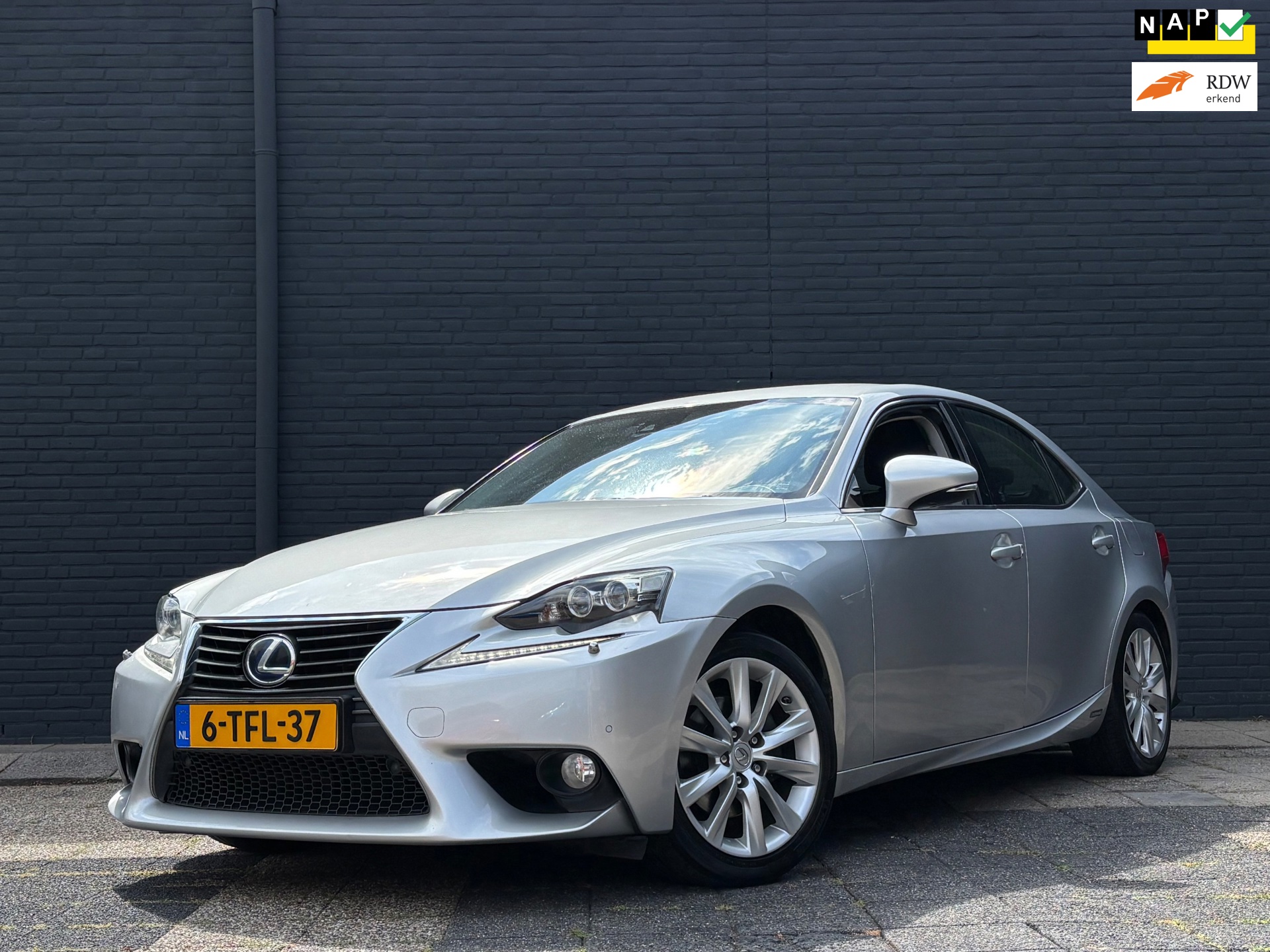 Lexus IS 300h Luxury Line | Stoel & Stuurverwarming | Onderhoudshistorie Aanwezig | NAP