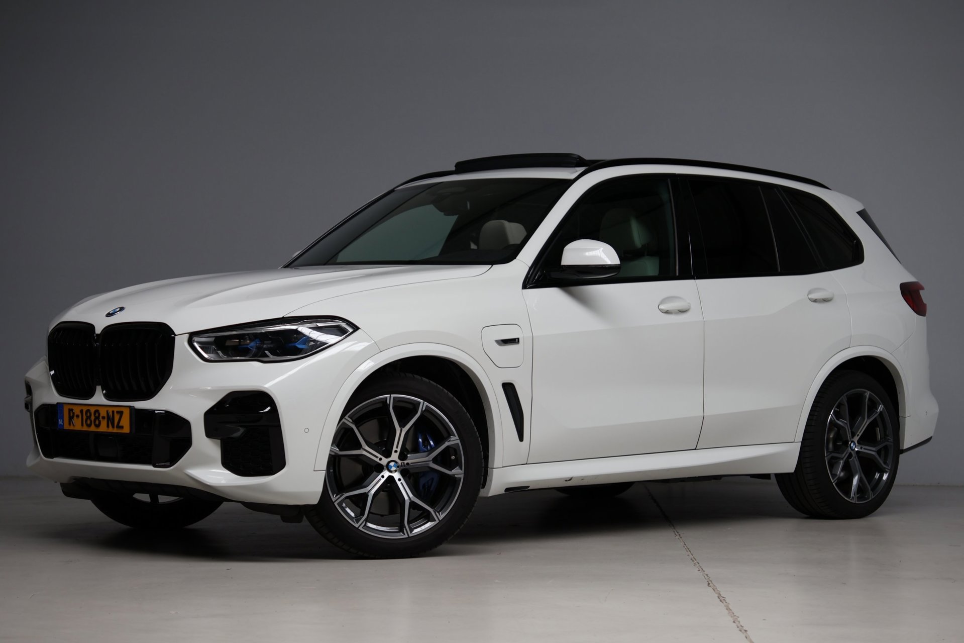 BMW X5 XDrive45e High Executive M-sport | panoramadak | adap. cruise | elek. trekhaak | softclose | keyless | laser | luchtvering