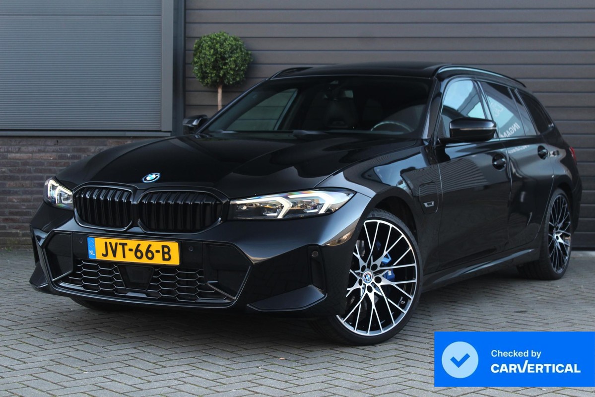 BMW 3 Serie Touring 330e | Panoramadak | M Schaalstoelen | H+K | HUD | Adaptieve cruise Control | LED |