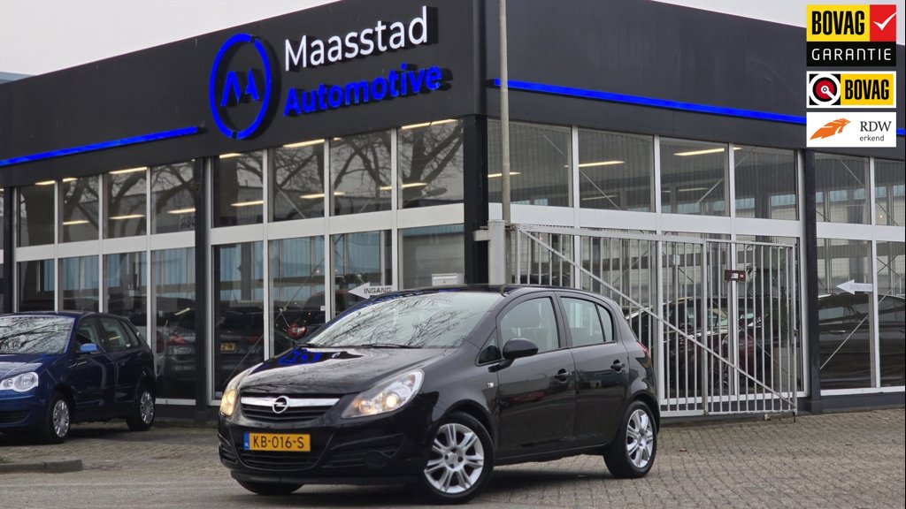 Opel Corsa 1.4-16V Sport uitvoering in nette staat